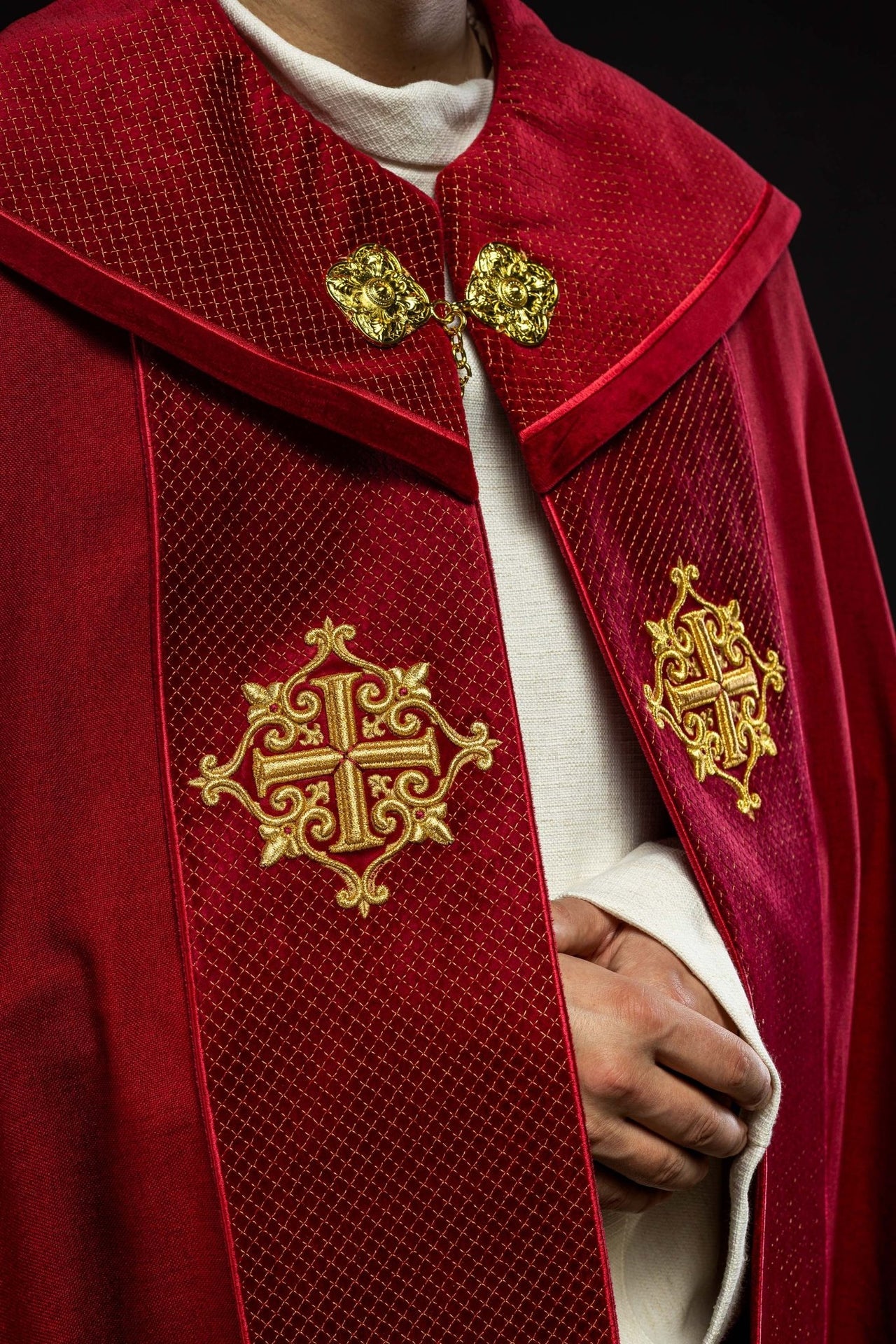 Kapa liturgiczna z aksamitnym czerwonym pasem i haftem krzyży