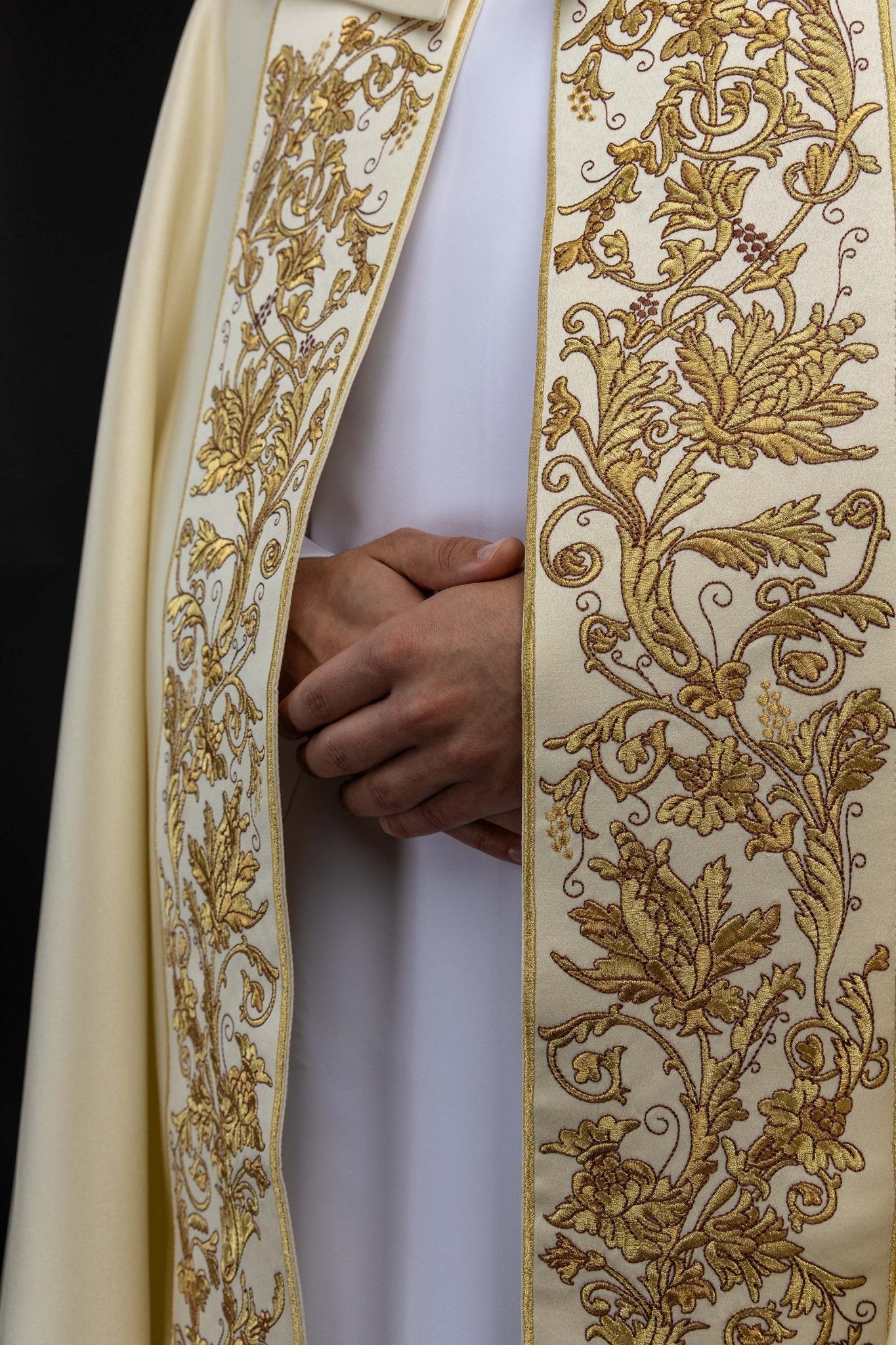 Kapa liturgiczna z haftem Najświętszego Serca Jezusa - alba.pl