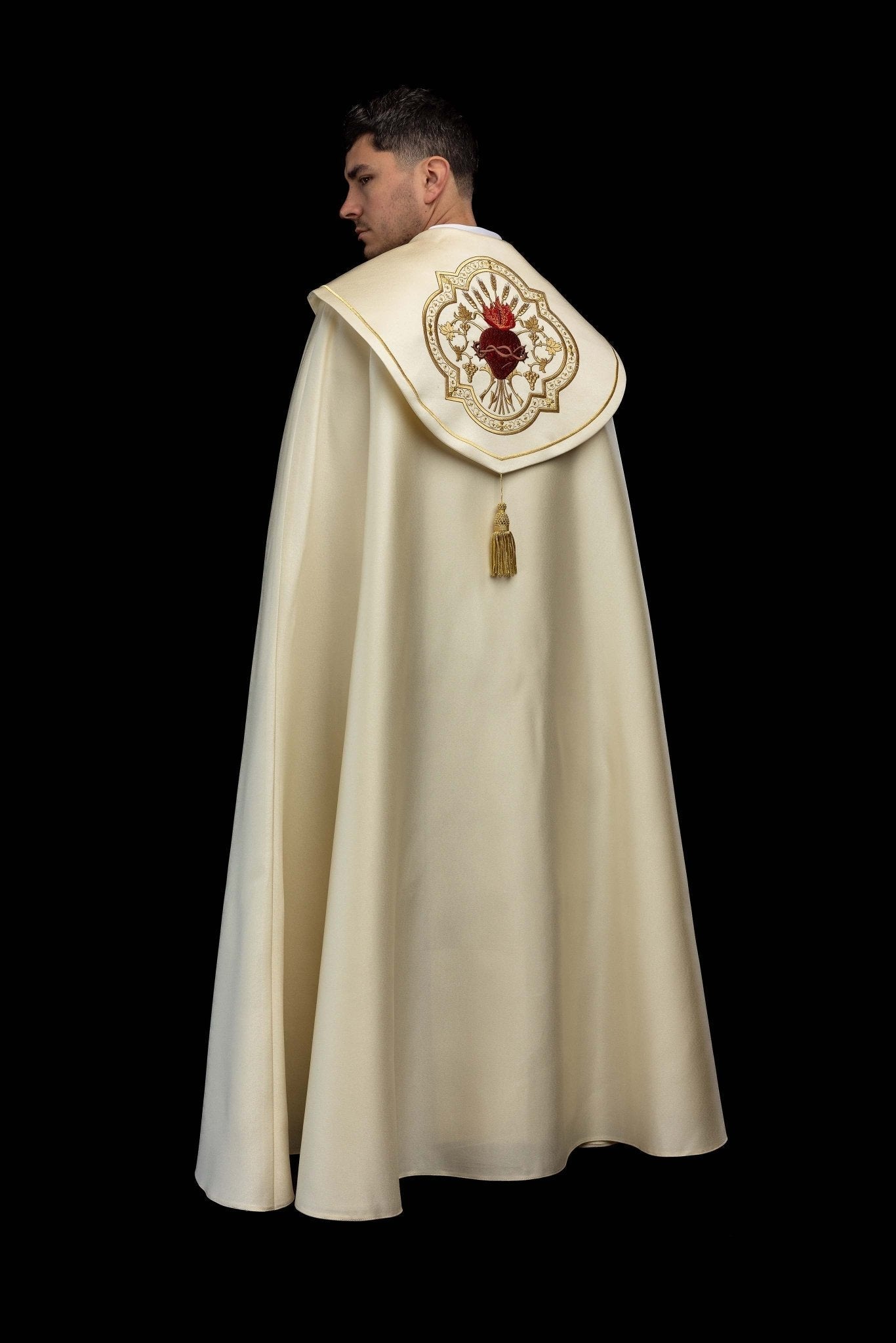Kapa liturgiczna z haftem Najświętszego Serca Jezusa - alba.pl