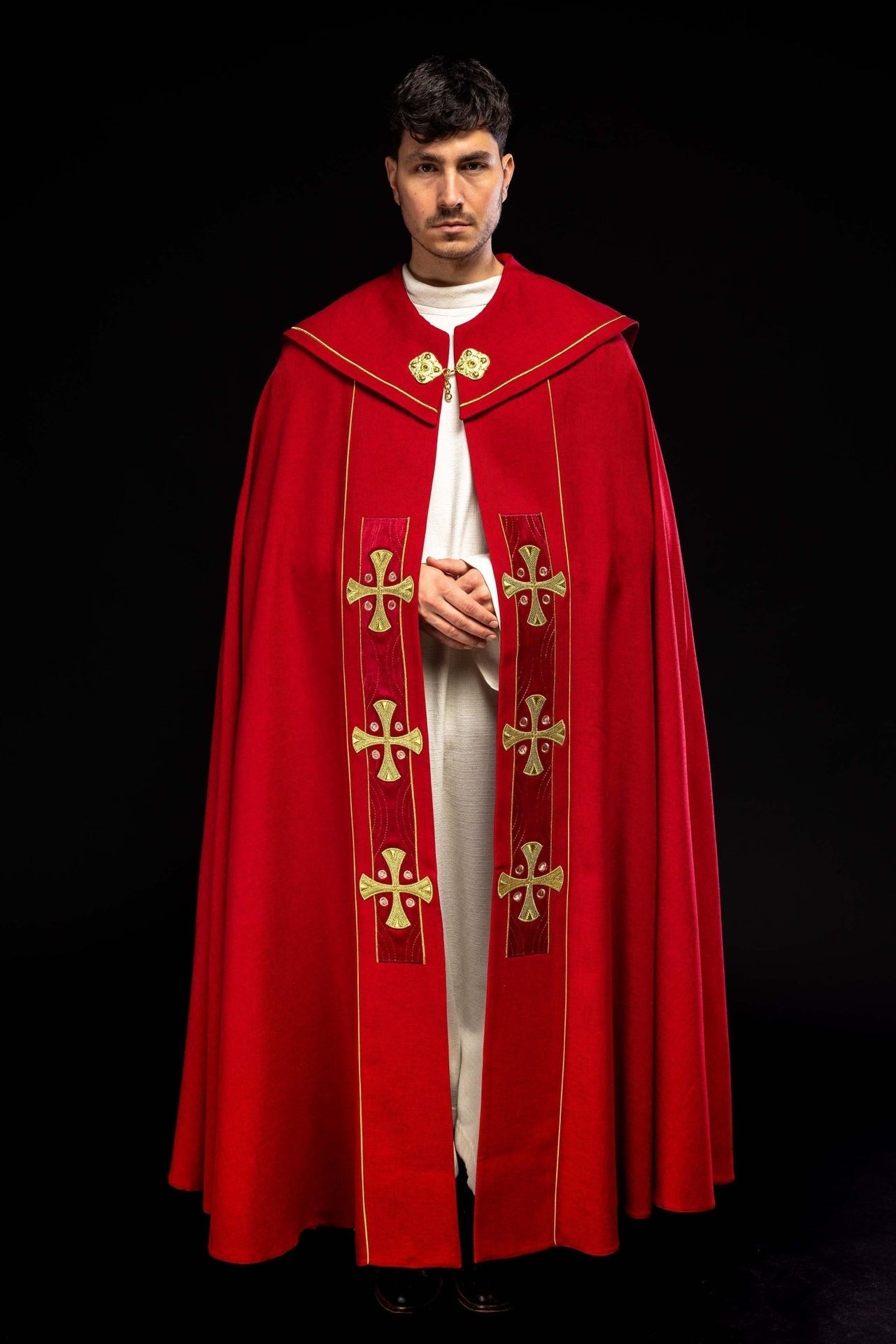 Kapa Liturgiczna z Haftowanymi Złotymi Krzyżami i Aksamitem - alba.pl