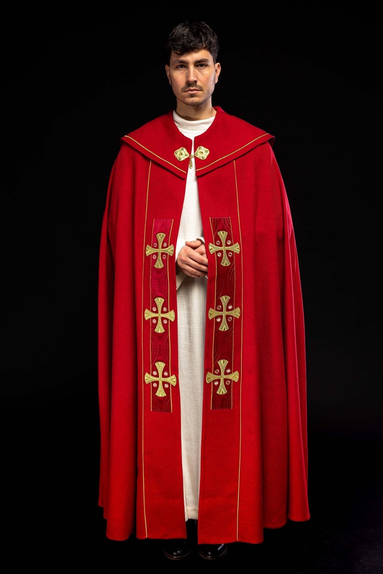 Kapa Liturgiczna z Haftowanymi Złotymi Krzyżami i Aksamitem - alba.pl