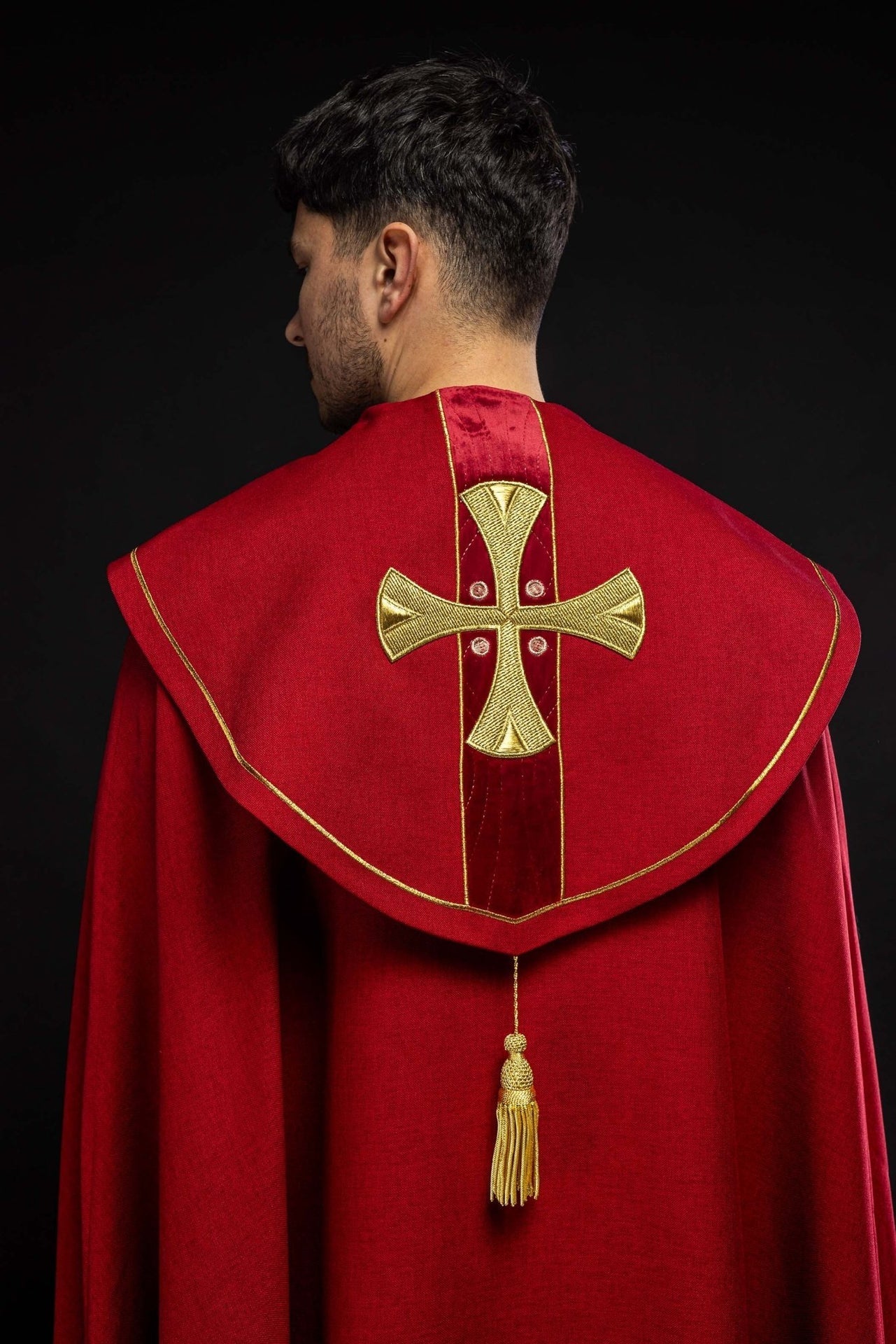 Kapa Liturgiczna z Haftowanymi Złotymi Krzyżami i Aksamitem - alba.pl