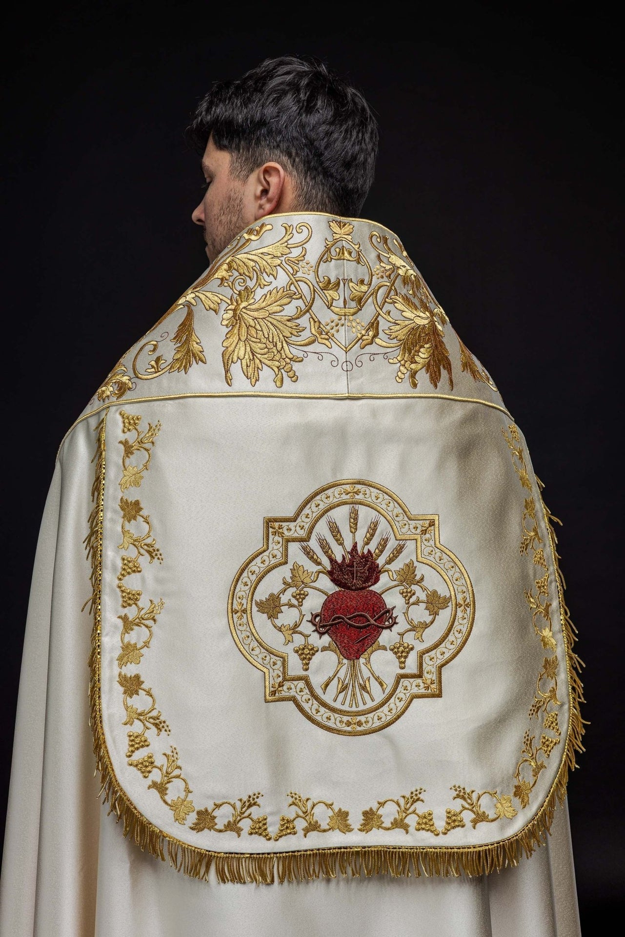 Kapa Rzymska Satynowa Ecru z Haftowanym Sercem Pana Jezusa - alba.pl