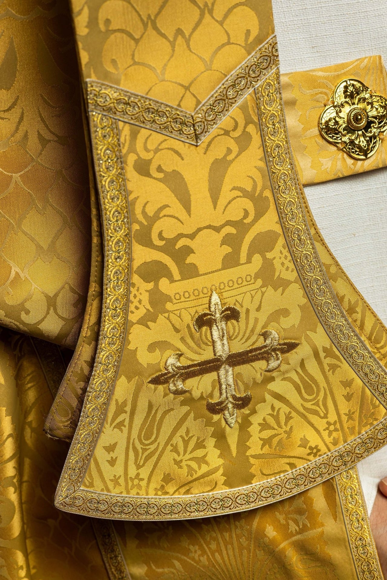 Kapa Rzymska Żakardowa Miodowa - Gładka Elegancja Liturgiczna - alba.pl