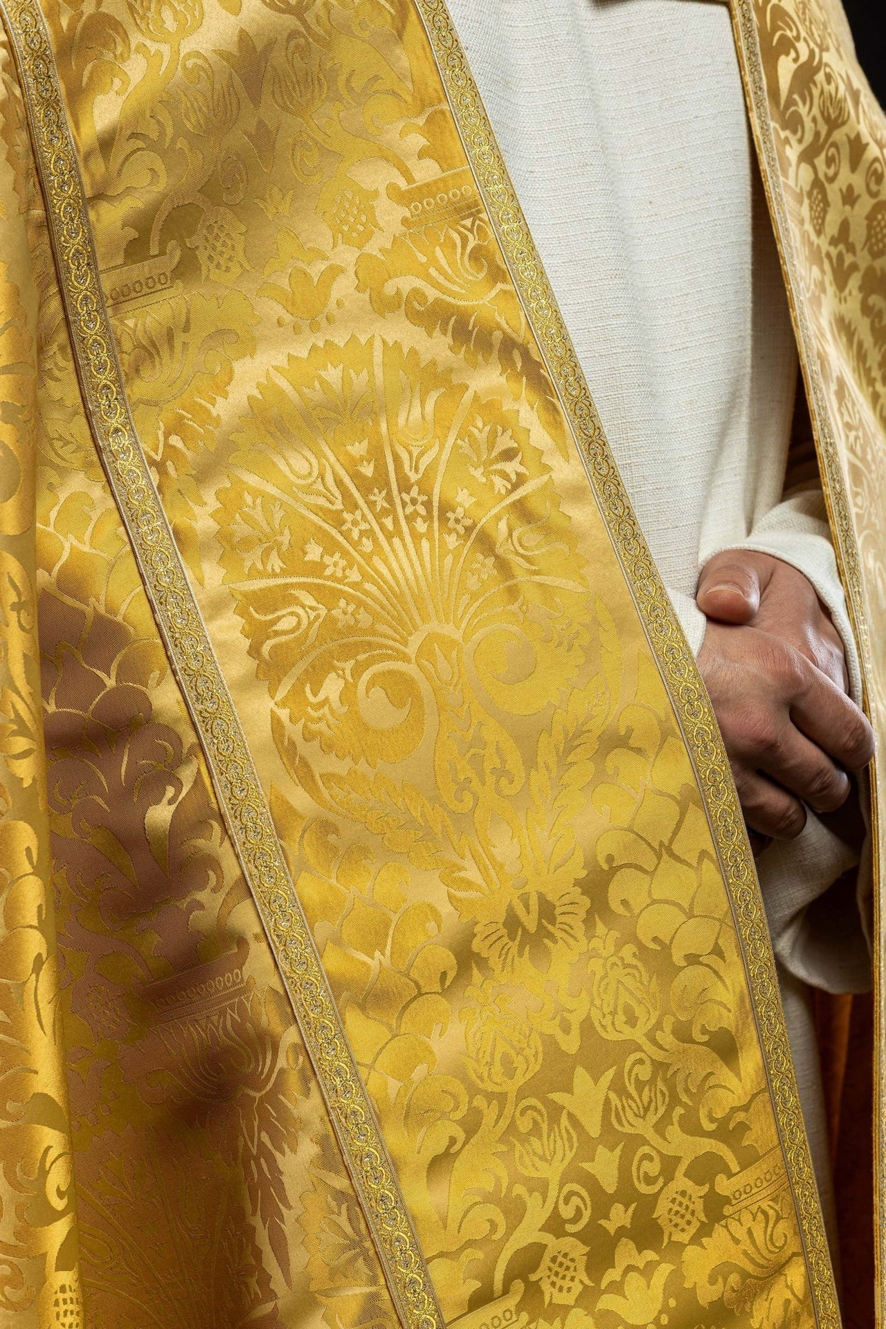 Kapa Rzymska Żakardowa Miodowa - Gładka Elegancja Liturgiczna - alba.pl