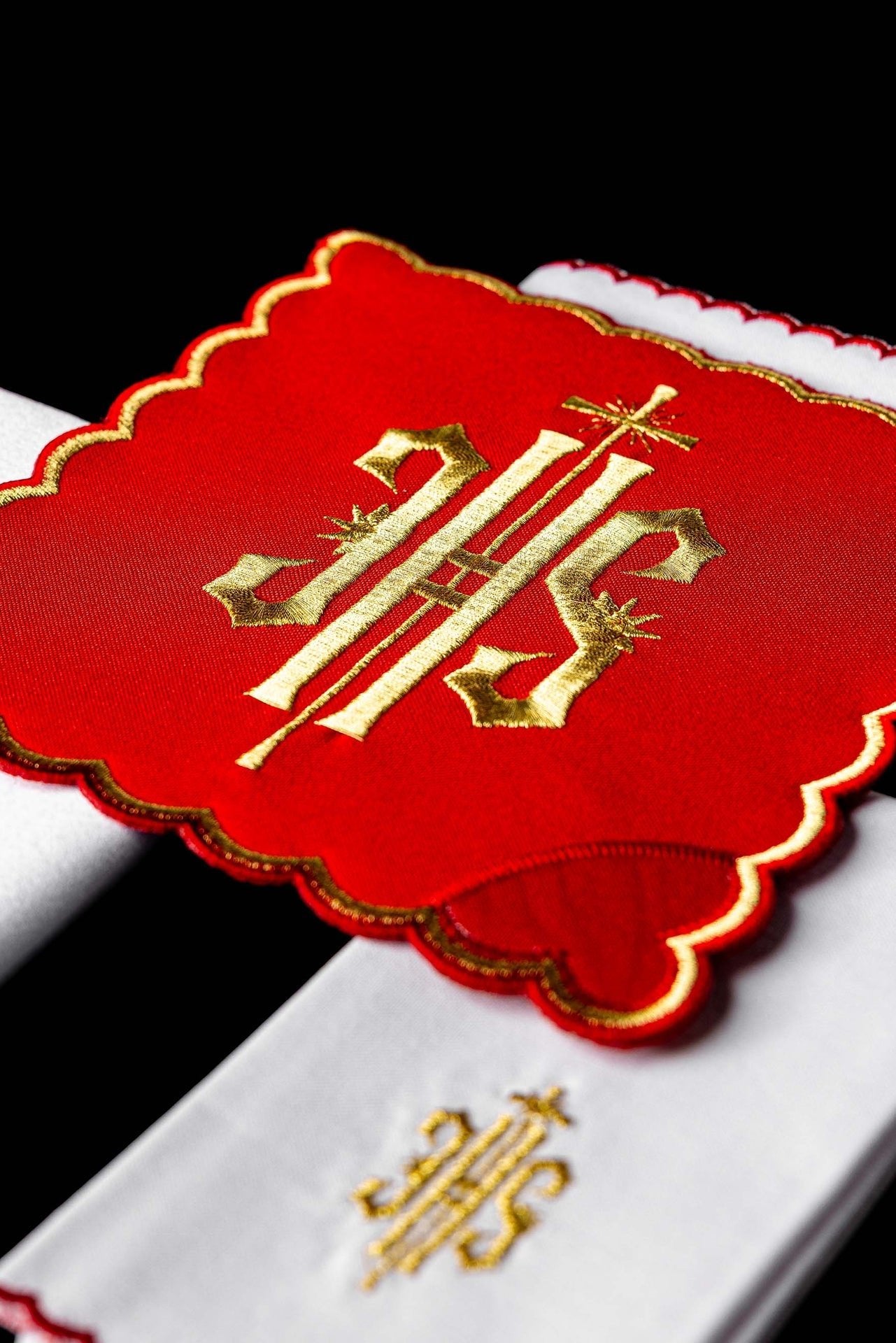 Komplet Kielichowy Liturgiczny IHS Czerwony Haftowany Złotem - alba.pl