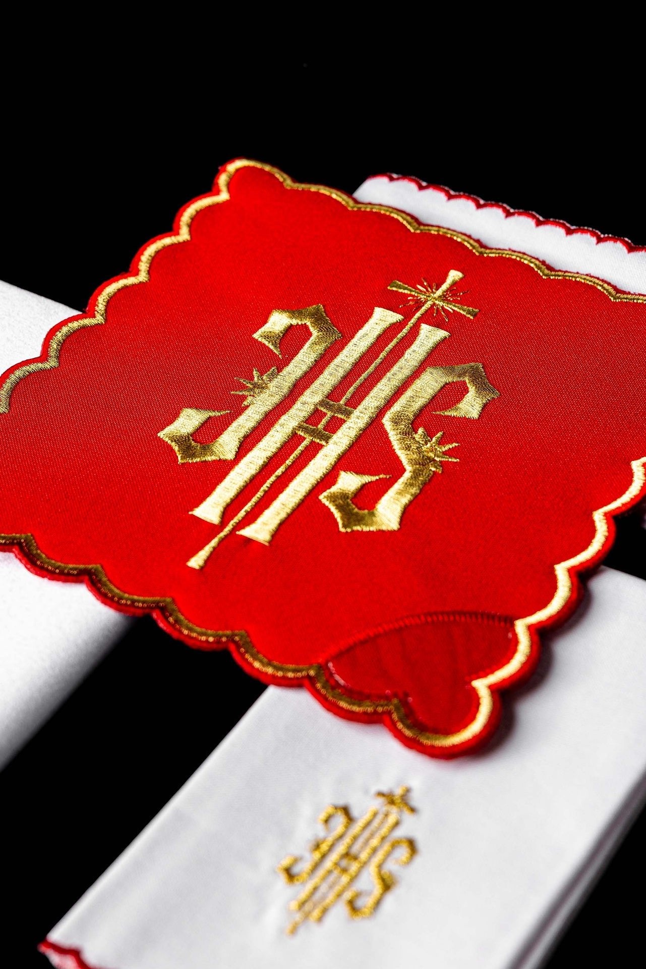 Komplet Kielichowy Liturgiczny IHS Czerwony Haftowany Złotem - alba.pl