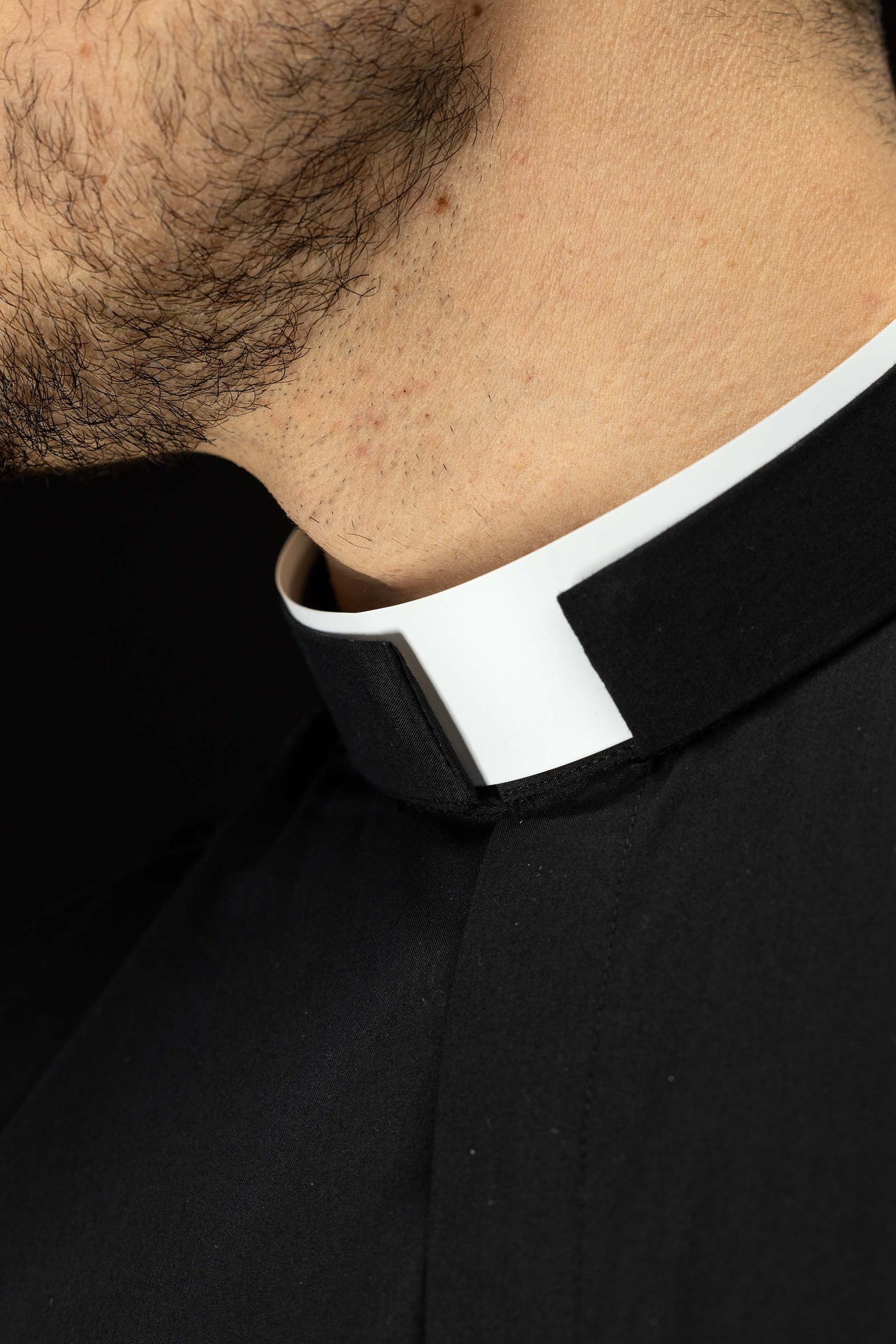 Koszula kapłańska rzymska czarna z długim rękawem i koloratką - alba.pl