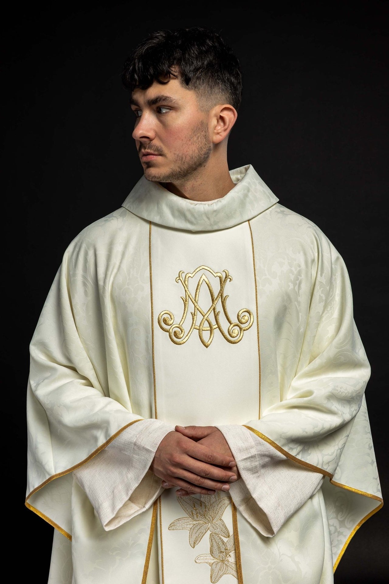 Maryjny Ornat Liturgiczny z Haftem Lilii i Herbem - Elanowełna - alba.pl