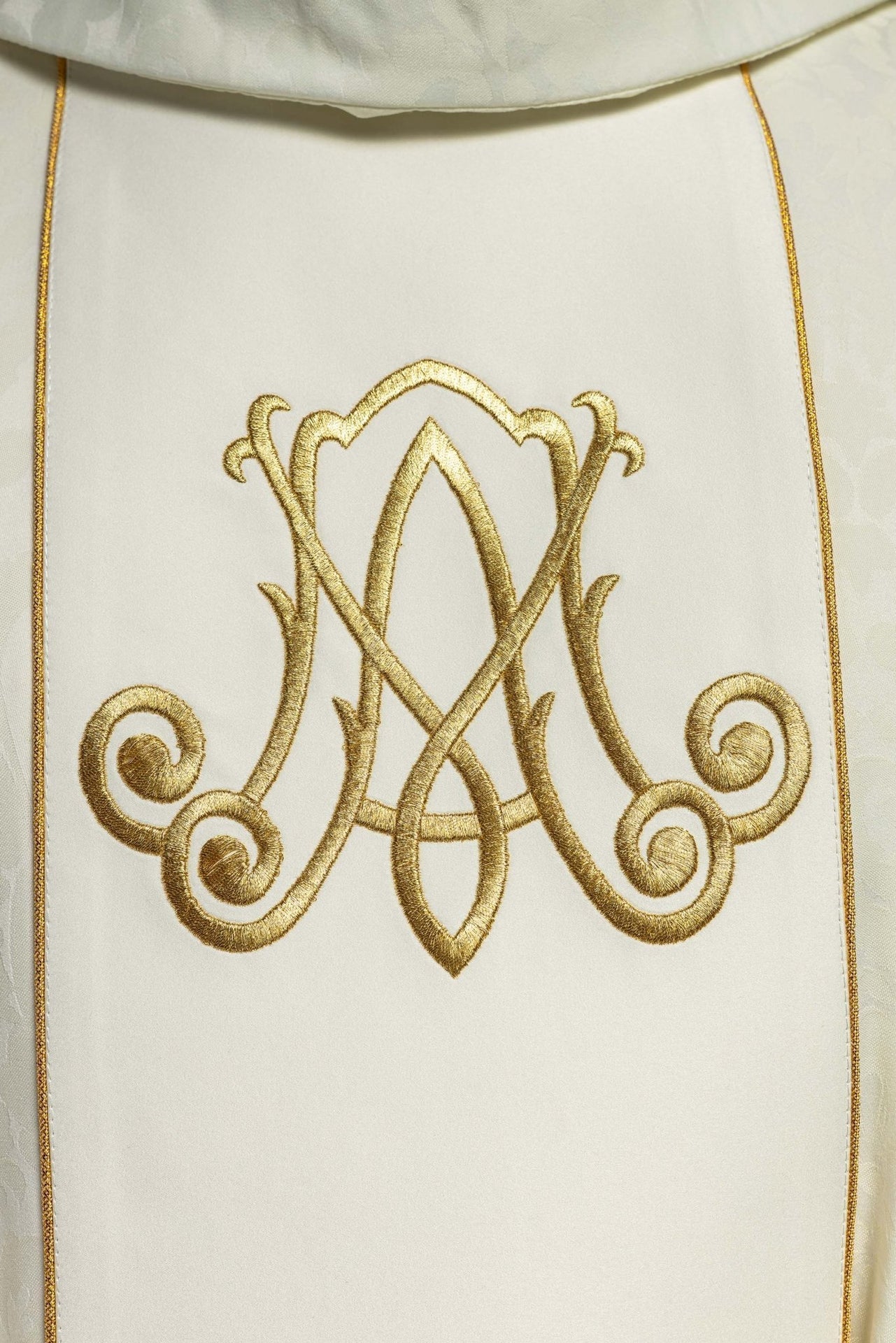 Maryjny Ornat Liturgiczny z Haftem Lilii i Herbem - Elanowełna - alba.pl