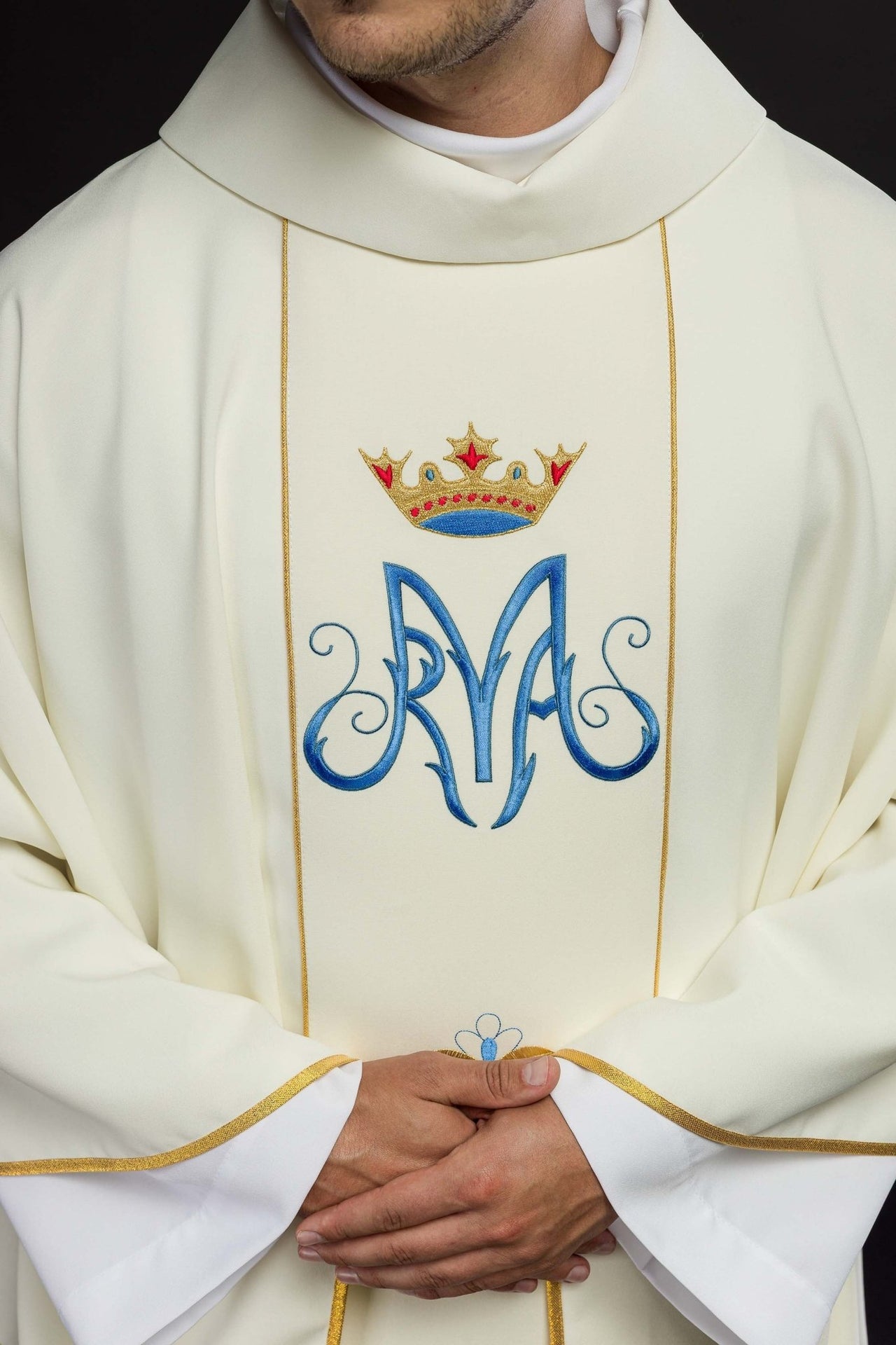 Maryjny Ornat Liturgiczny z Haftem Lilli i Złotą Lamówką - alba.pl