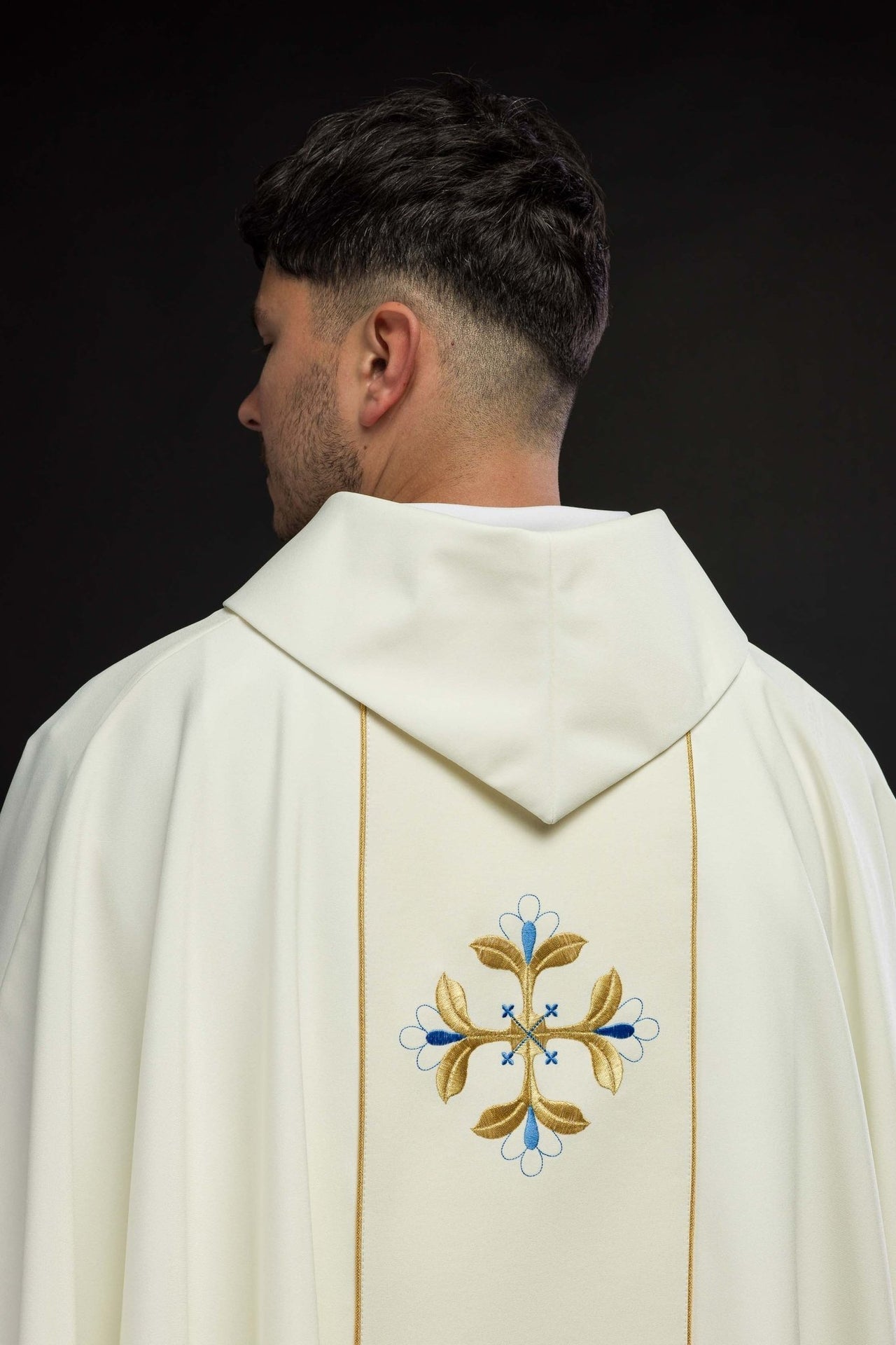Maryjny Ornat Liturgiczny z Haftem Lilli i Złotą Lamówką - alba.pl