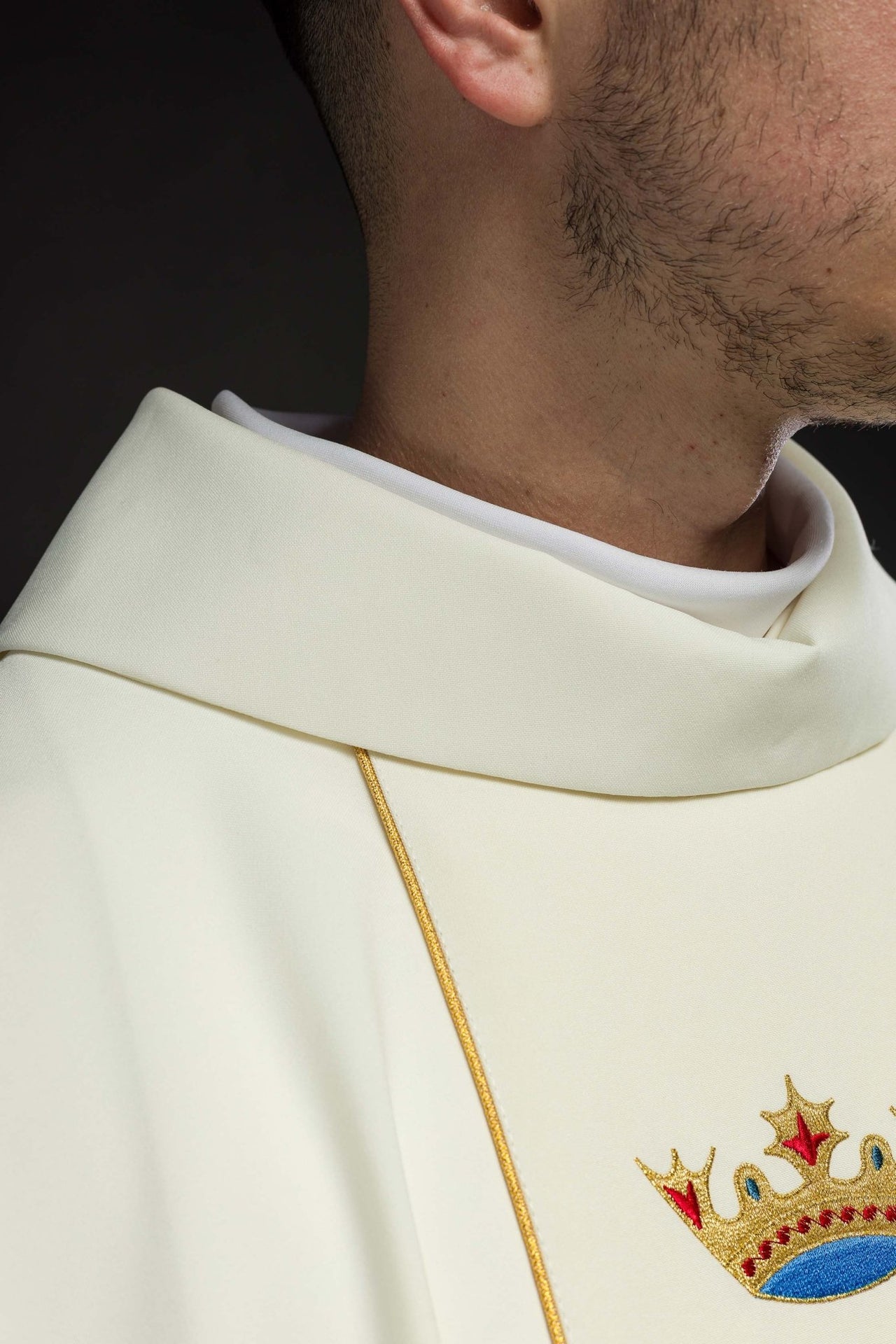 Maryjny Ornat Liturgiczny z Haftem Lilli i Złotą Lamówką - alba.pl