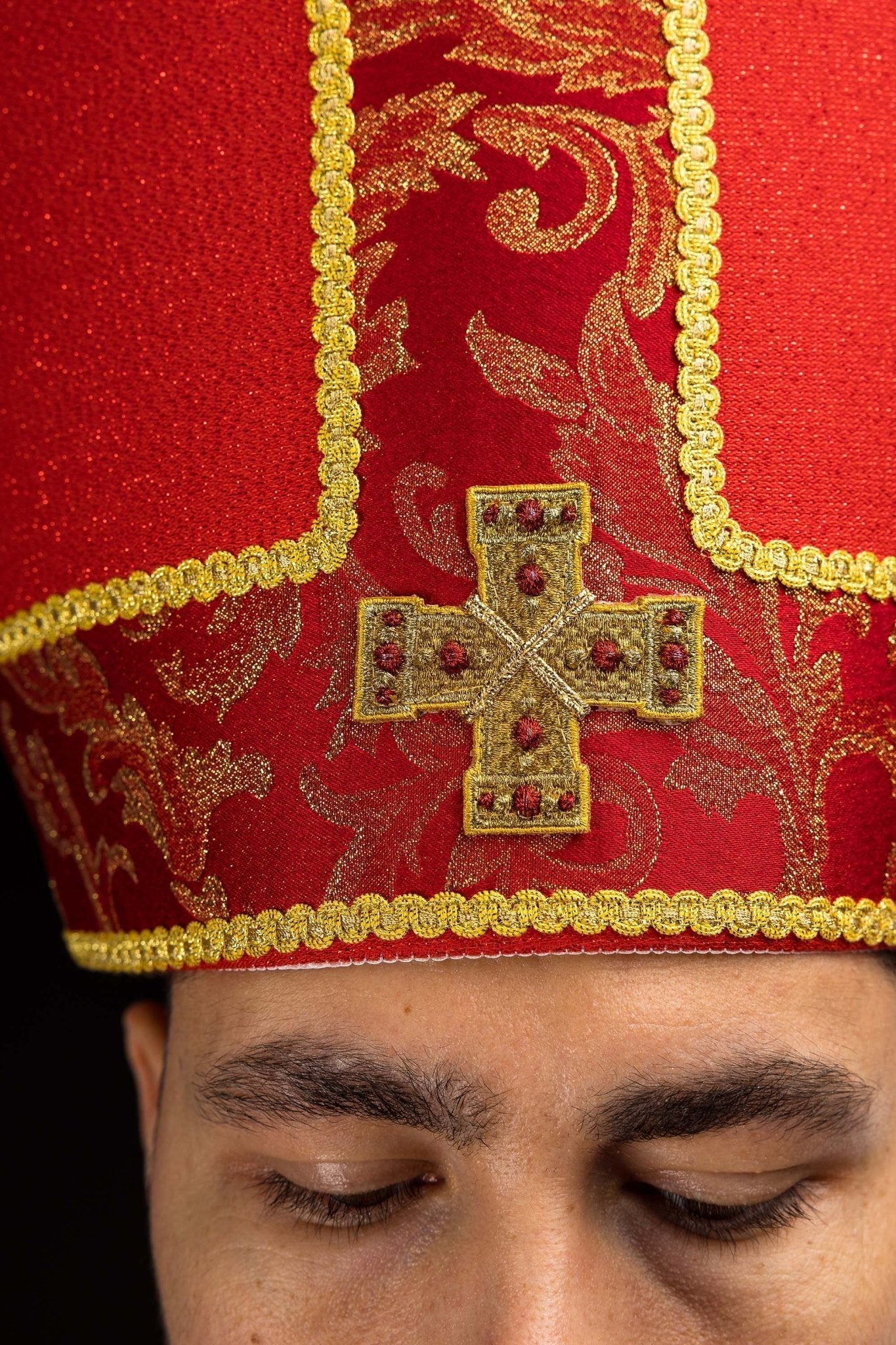 Mitra haftowana z krzyżem ozdobiona tkaniną żakardową czerwona - alba.pl