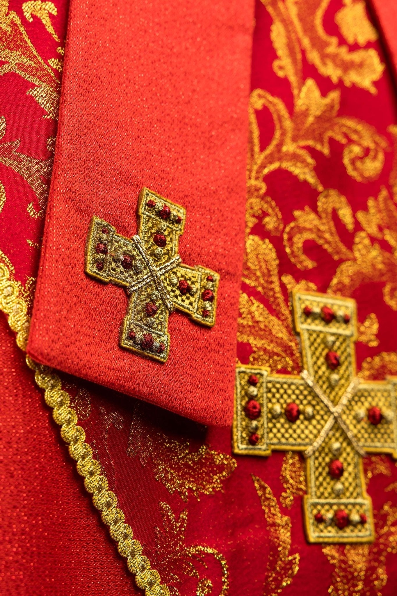 Mitra haftowana z krzyżem ozdobiona tkaniną żakardową czerwona - alba.pl