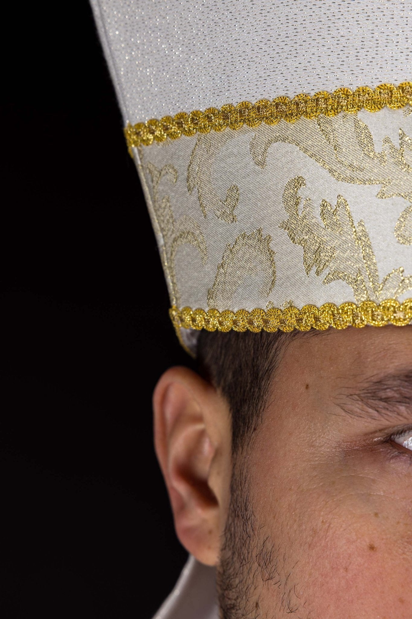 Mitra haftowana z krzyżem ozdobiona tkaniną żakardową ecru - alba.pl