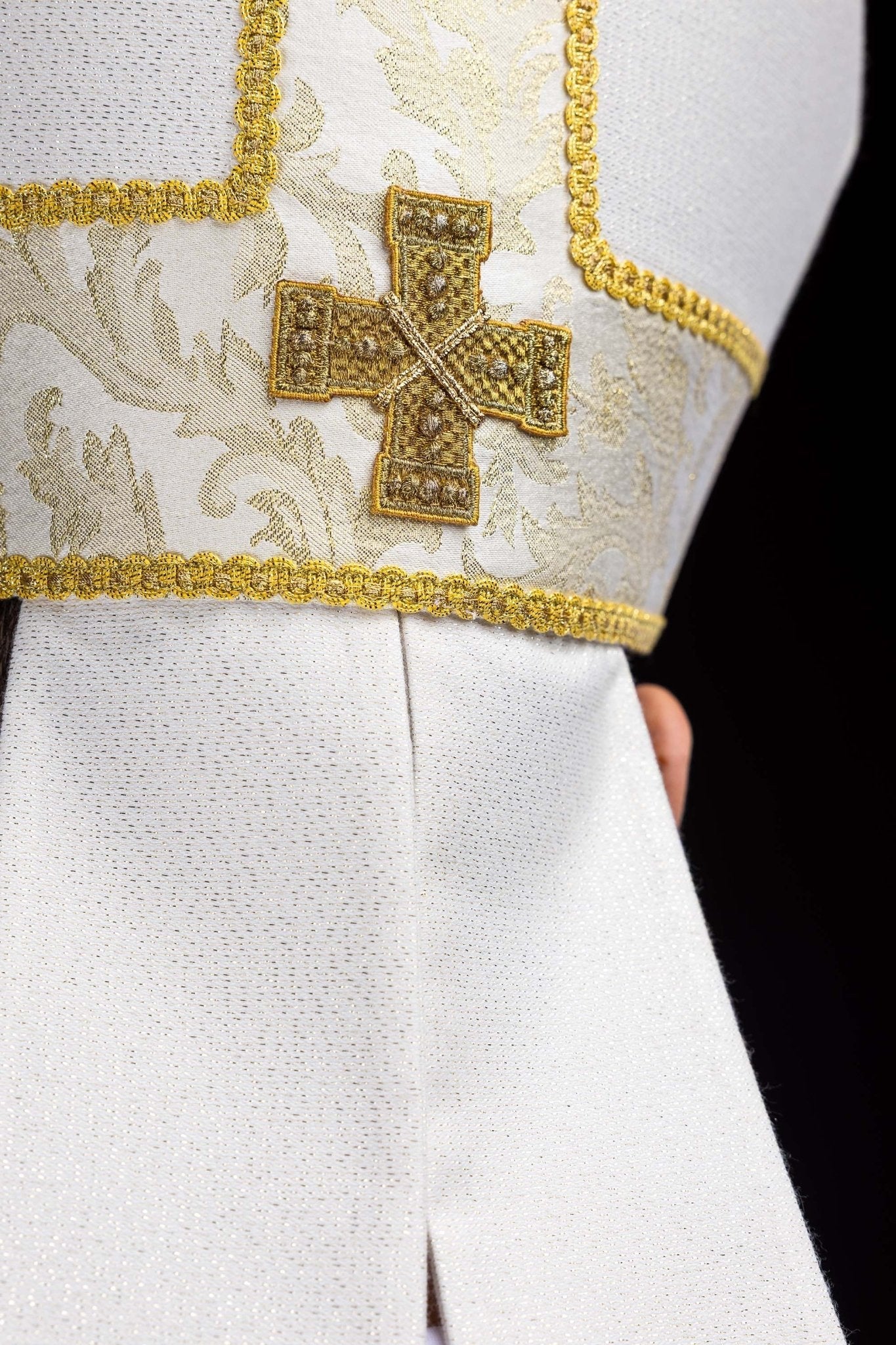 Mitra haftowana z krzyżem ozdobiona tkaniną żakardową ecru - alba.pl
