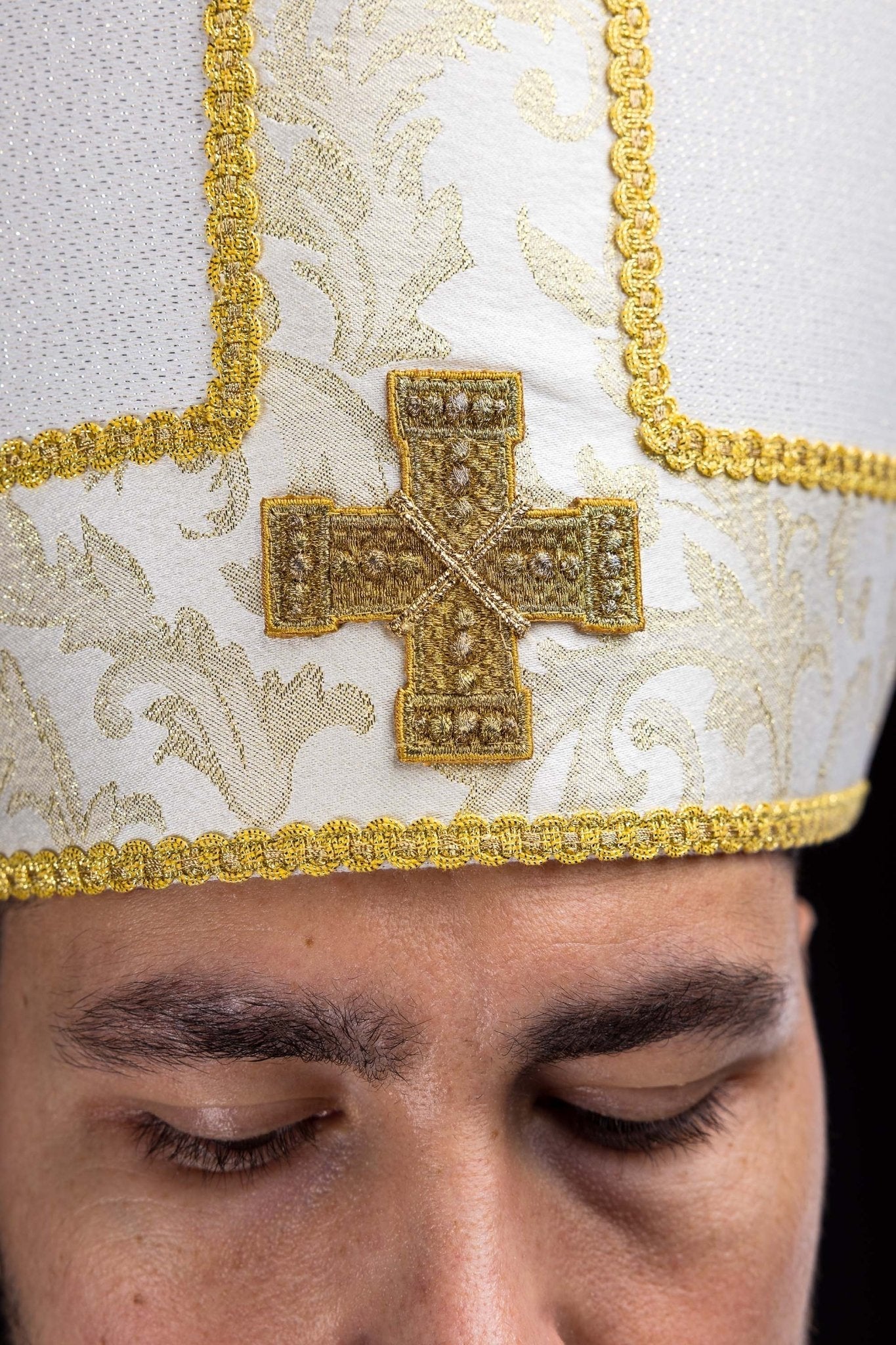 Mitra haftowana z krzyżem ozdobiona tkaniną żakardową ecru - alba.pl