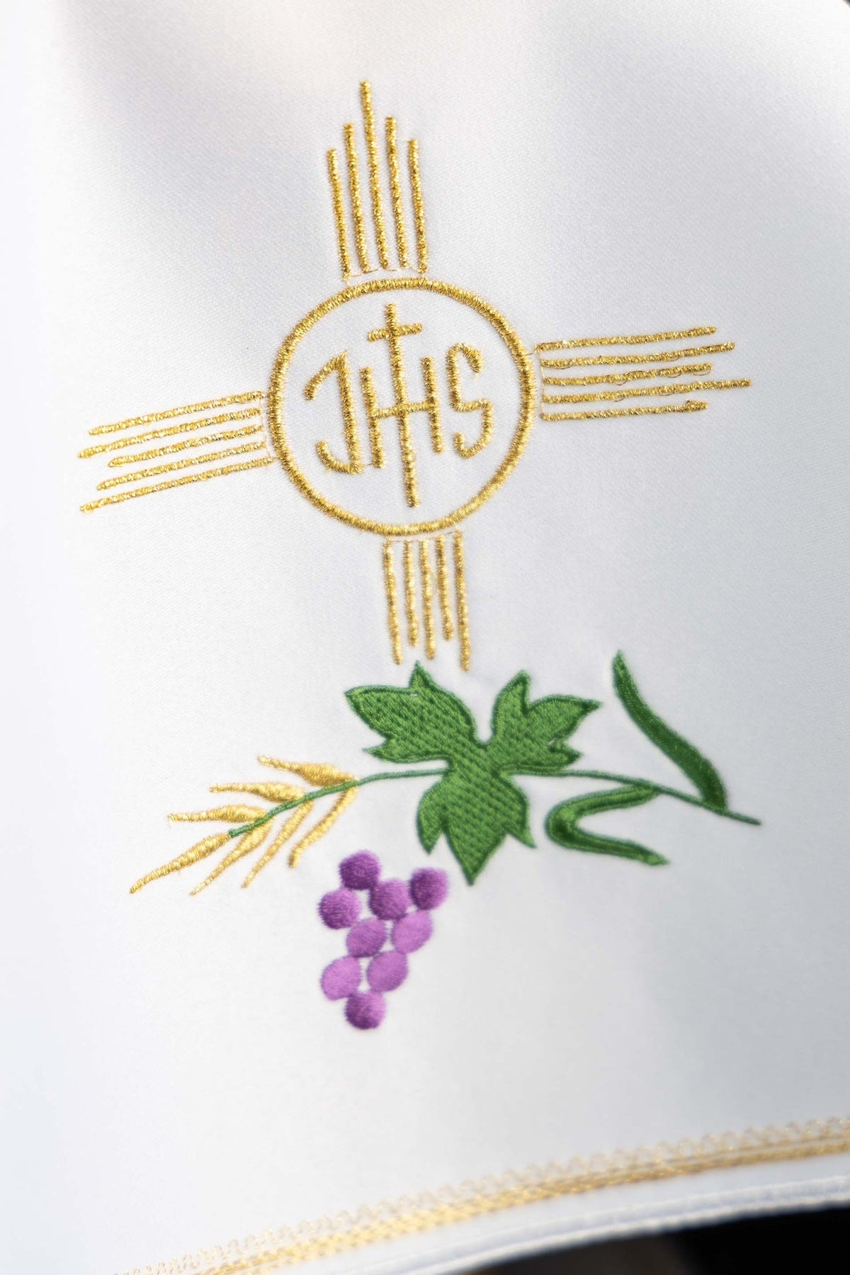 Okrągły welon na puszkę z haftem IHS i eucharystycznymi motywami - alba.pl