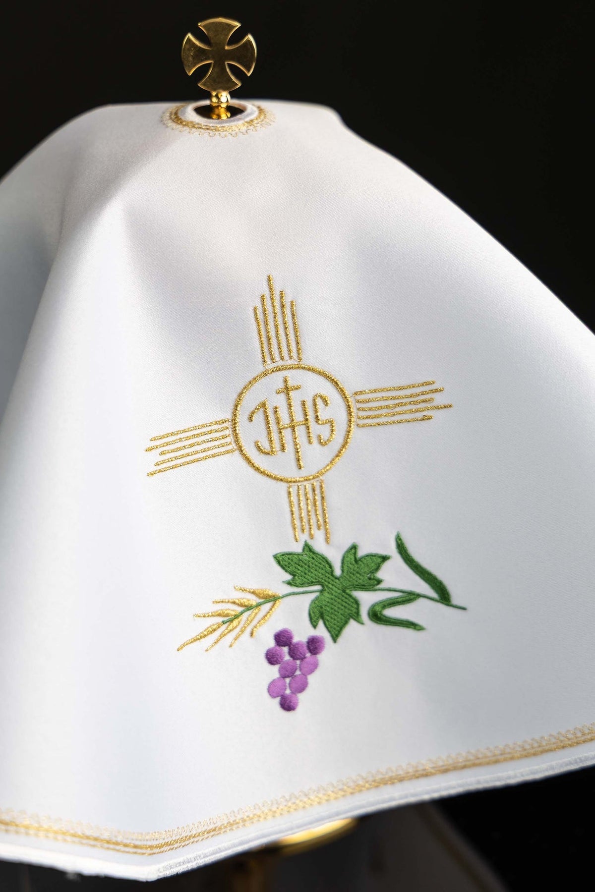 Okrągły welon na puszkę z haftem IHS i eucharystycznymi motywami - alba.pl