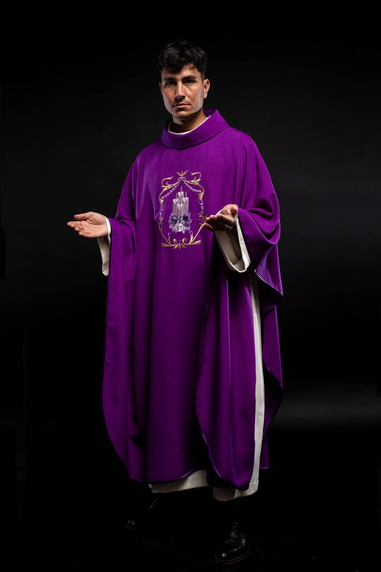 Ornat Adwentowy z Haftem Świec - Elegancki i Liturgiczny - alba.pl