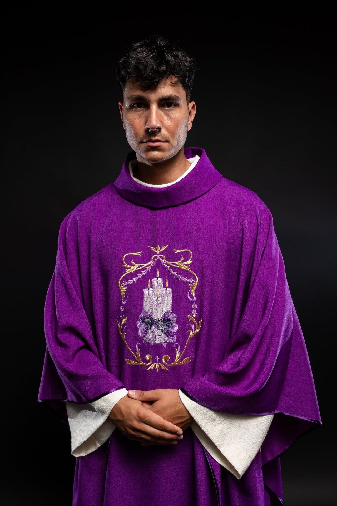 Ornat Adwentowy z Haftem Świec - Elegancki i Liturgiczny - alba.pl