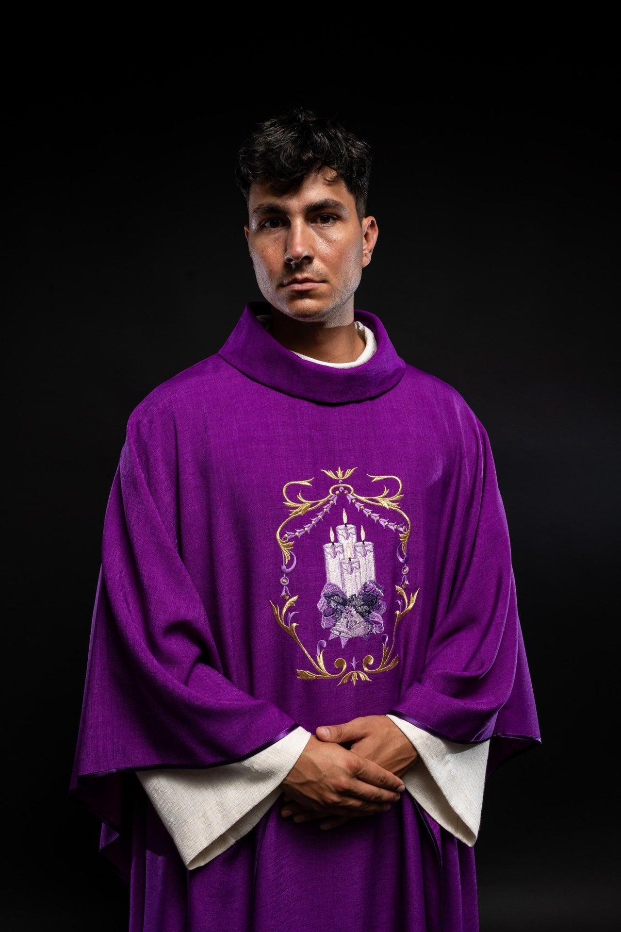 Ornat Adwentowy z Haftem Świec - Elegancki i Liturgiczny - alba.pl