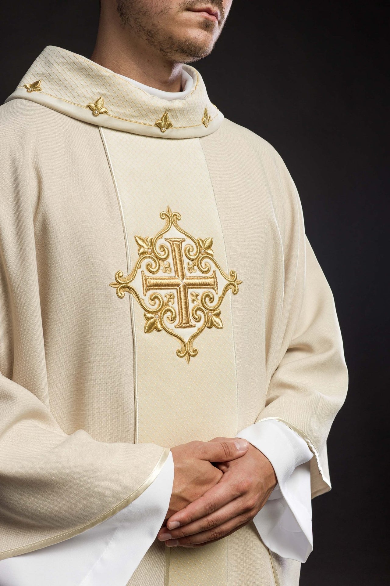 Ornat Aksamitny Ecru z Haftowanym Krzyżem - Elegancki Strój Liturgiczny - alba.pl