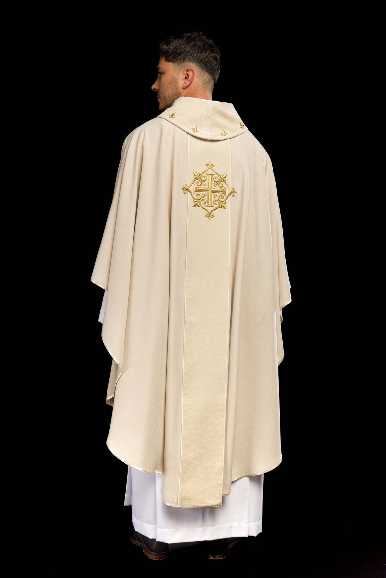Ornat Aksamitny Ecru z Haftowanym Krzyżem - Elegancki Strój Liturgiczny - alba.pl