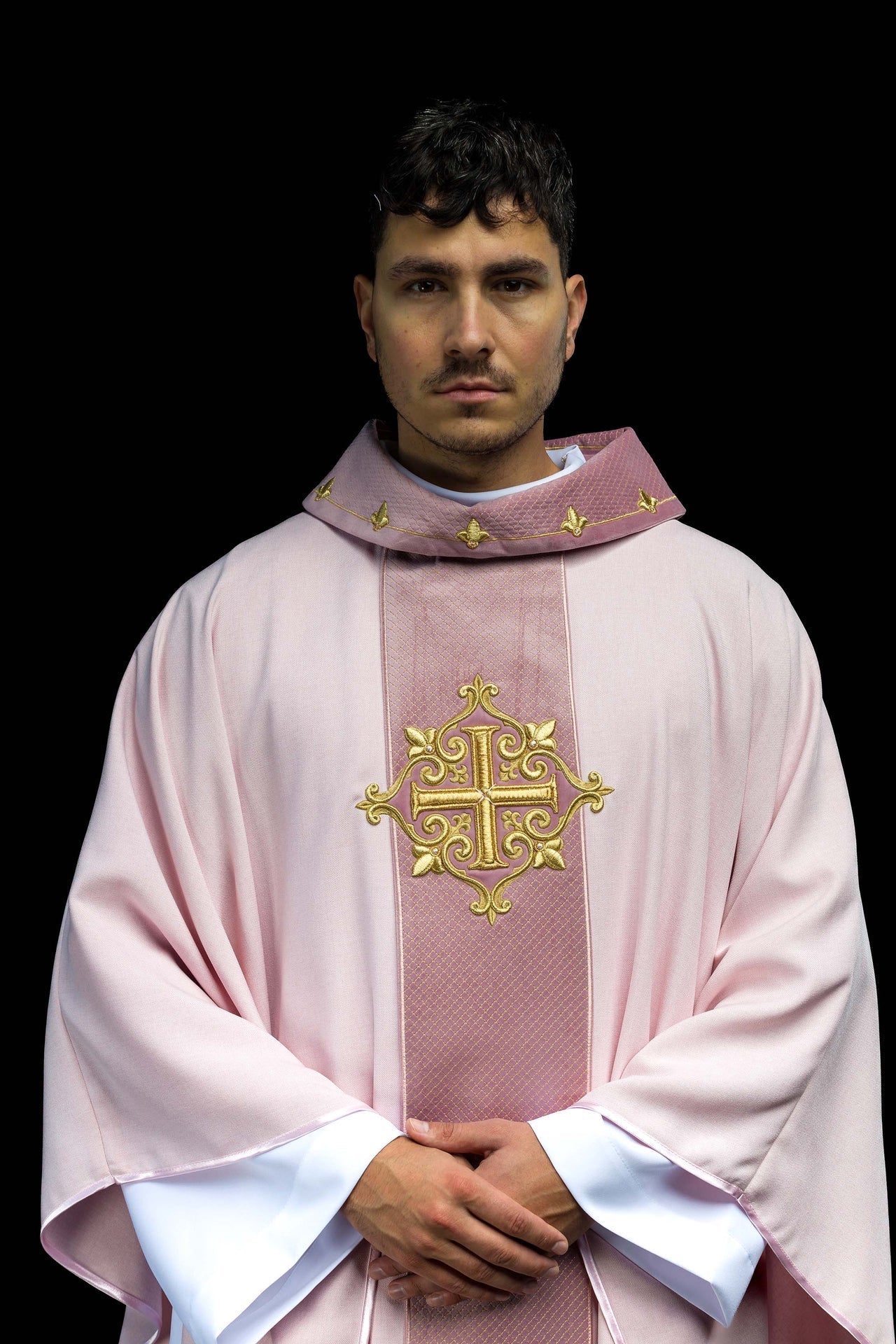 Ornat Aksamitny Haft Krzyż Różowy - Elegancki Strój Liturgiczny - alba.pl