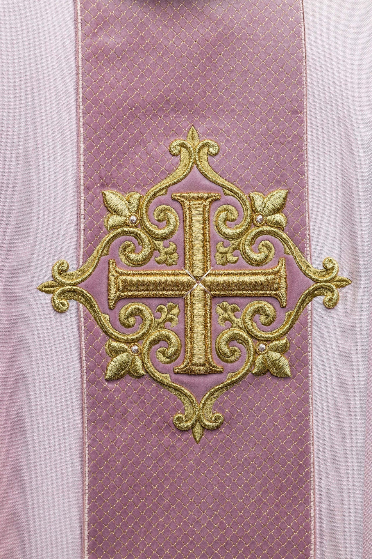 Ornat Aksamitny Haft Krzyż Różowy - Elegancki Strój Liturgiczny - alba.pl
