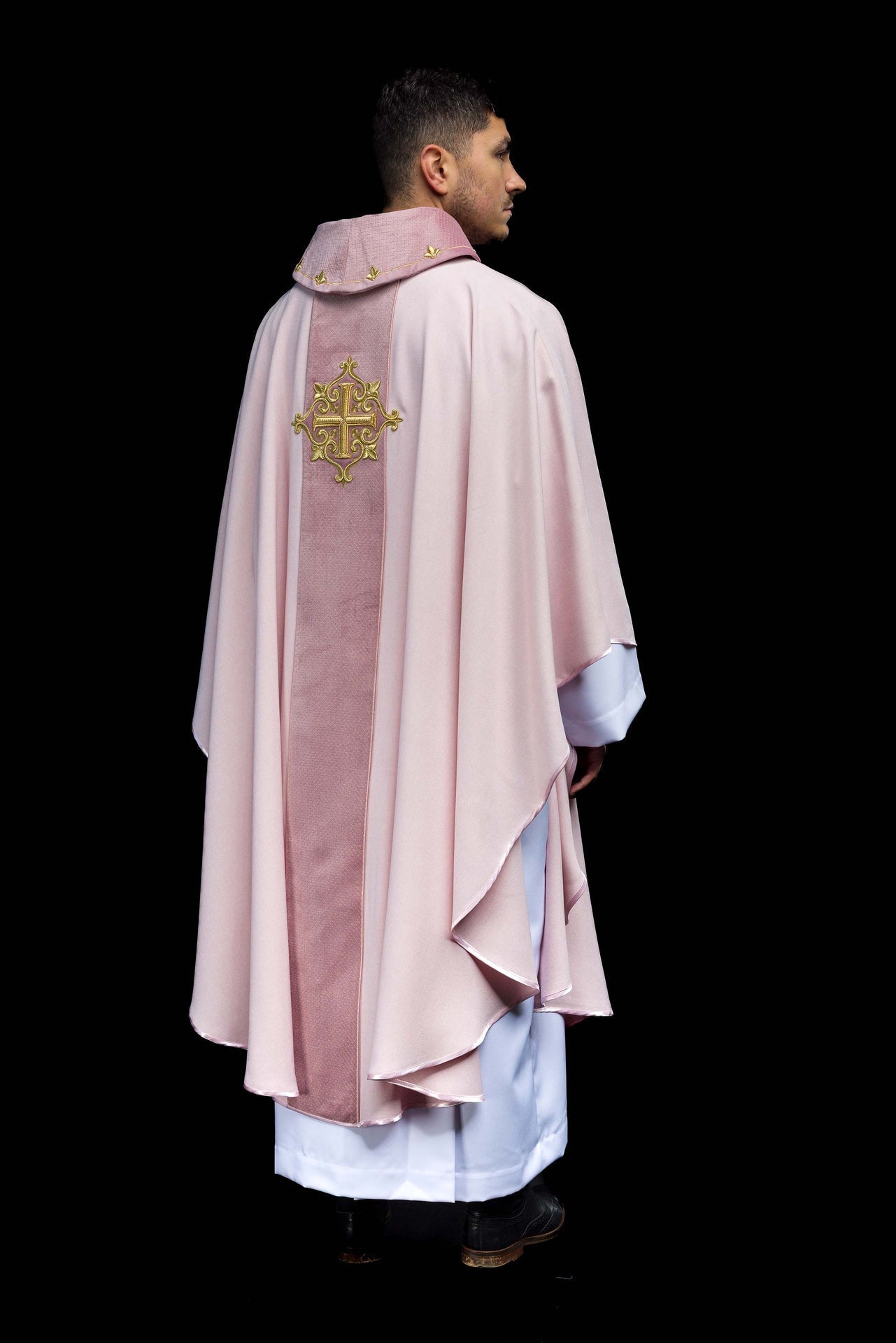 Ornat Aksamitny Haft Krzyż Różowy - Elegancki Strój Liturgiczny - alba.pl