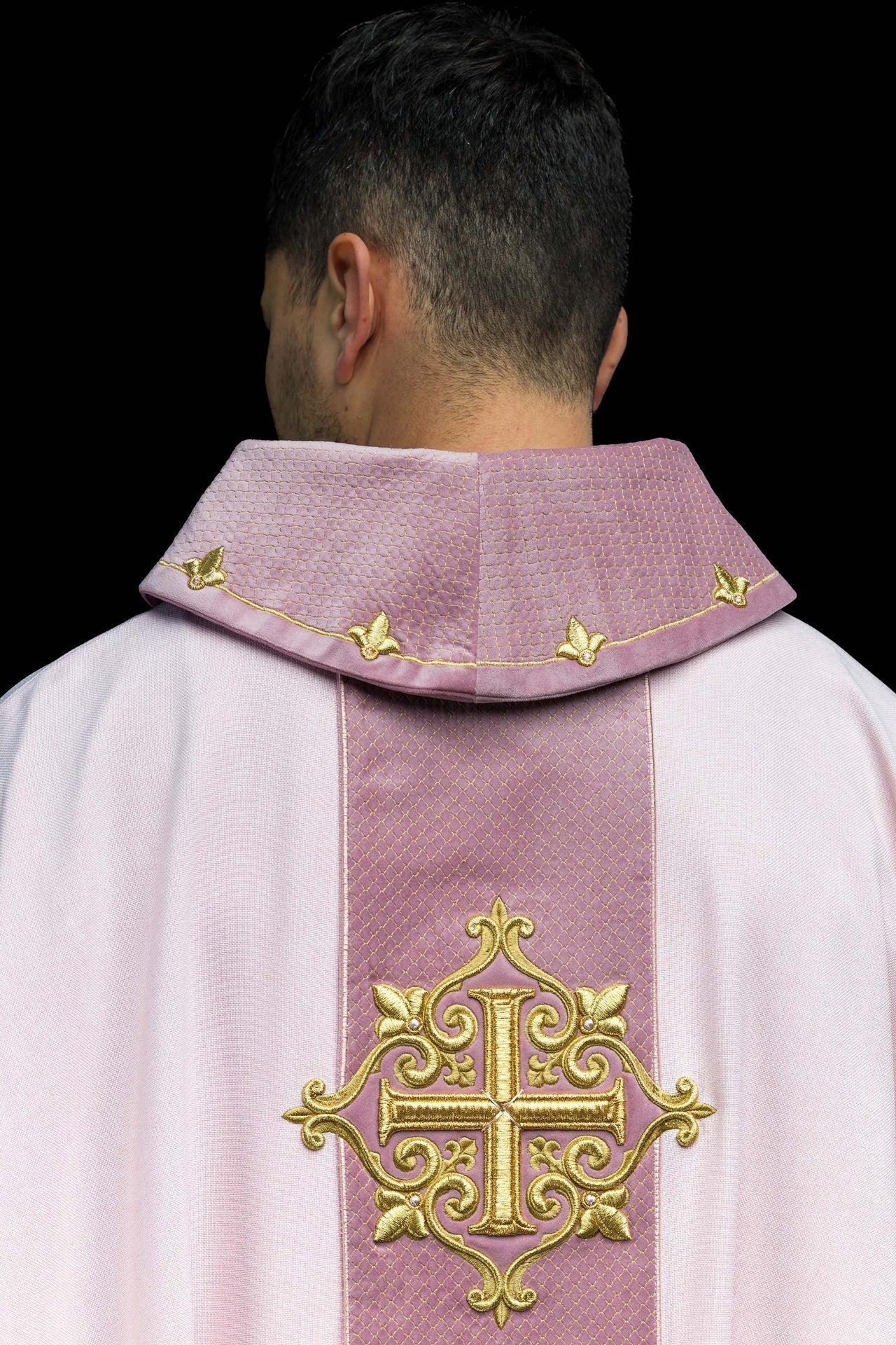 Ornat Aksamitny Haft Krzyż Różowy - Elegancki Strój Liturgiczny - alba.pl