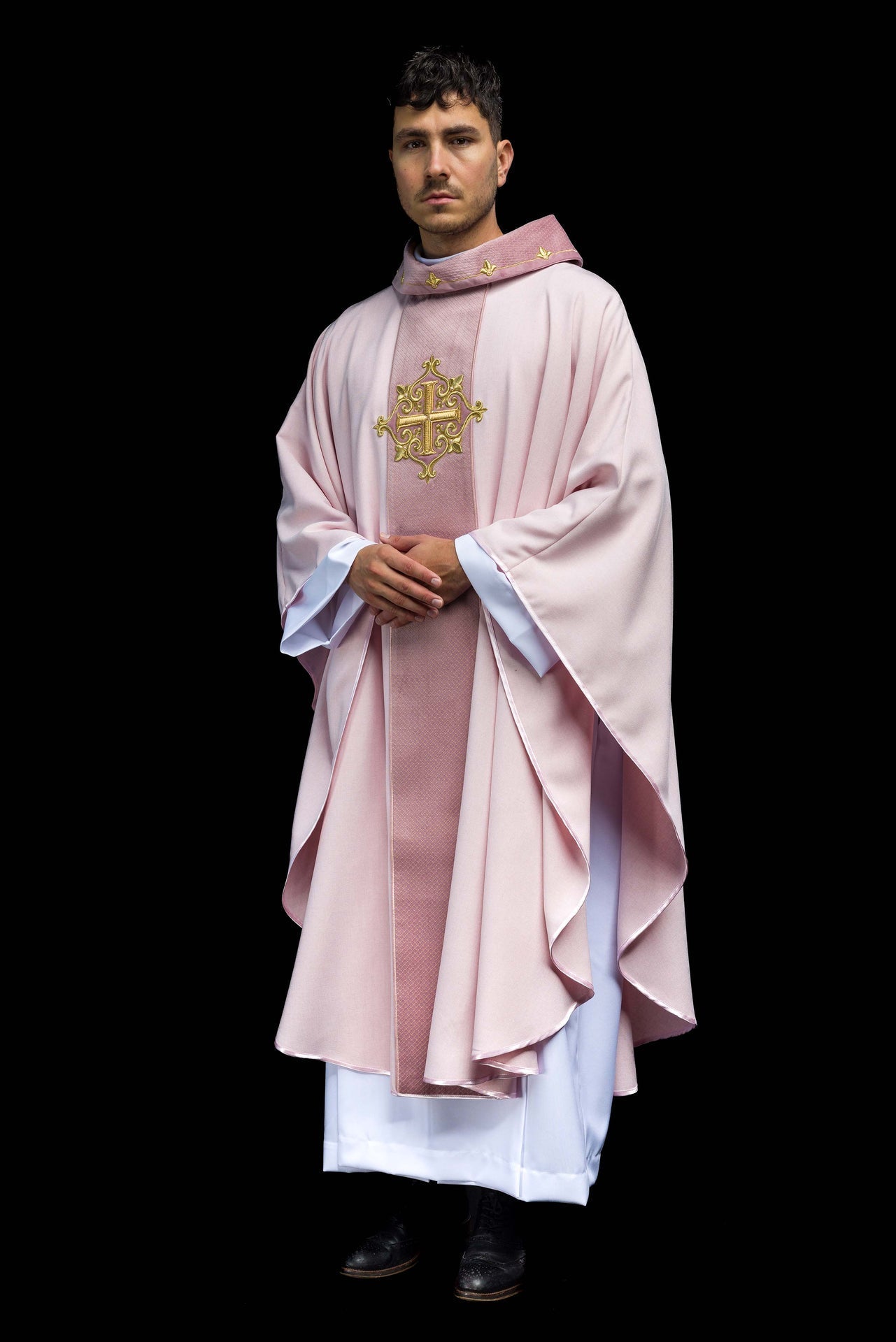 Ornat Aksamitny Haft Krzyż Różowy - Elegancki Strój Liturgiczny - alba.pl