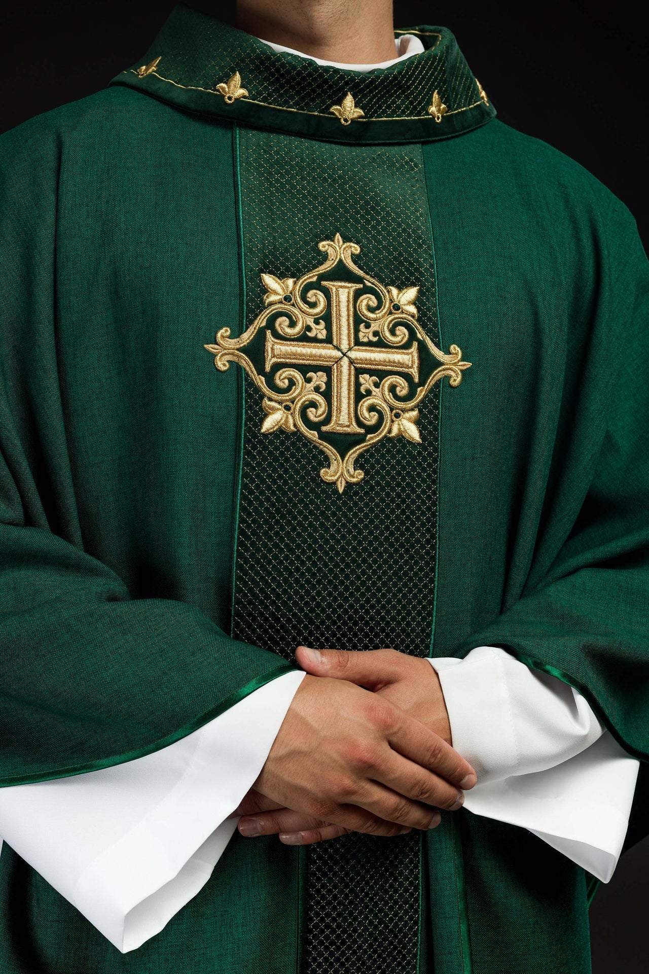 Ornat Aksamitny Haftowany Krzyż Zielony - Elegancki Strój Liturgiczny - alba.pl