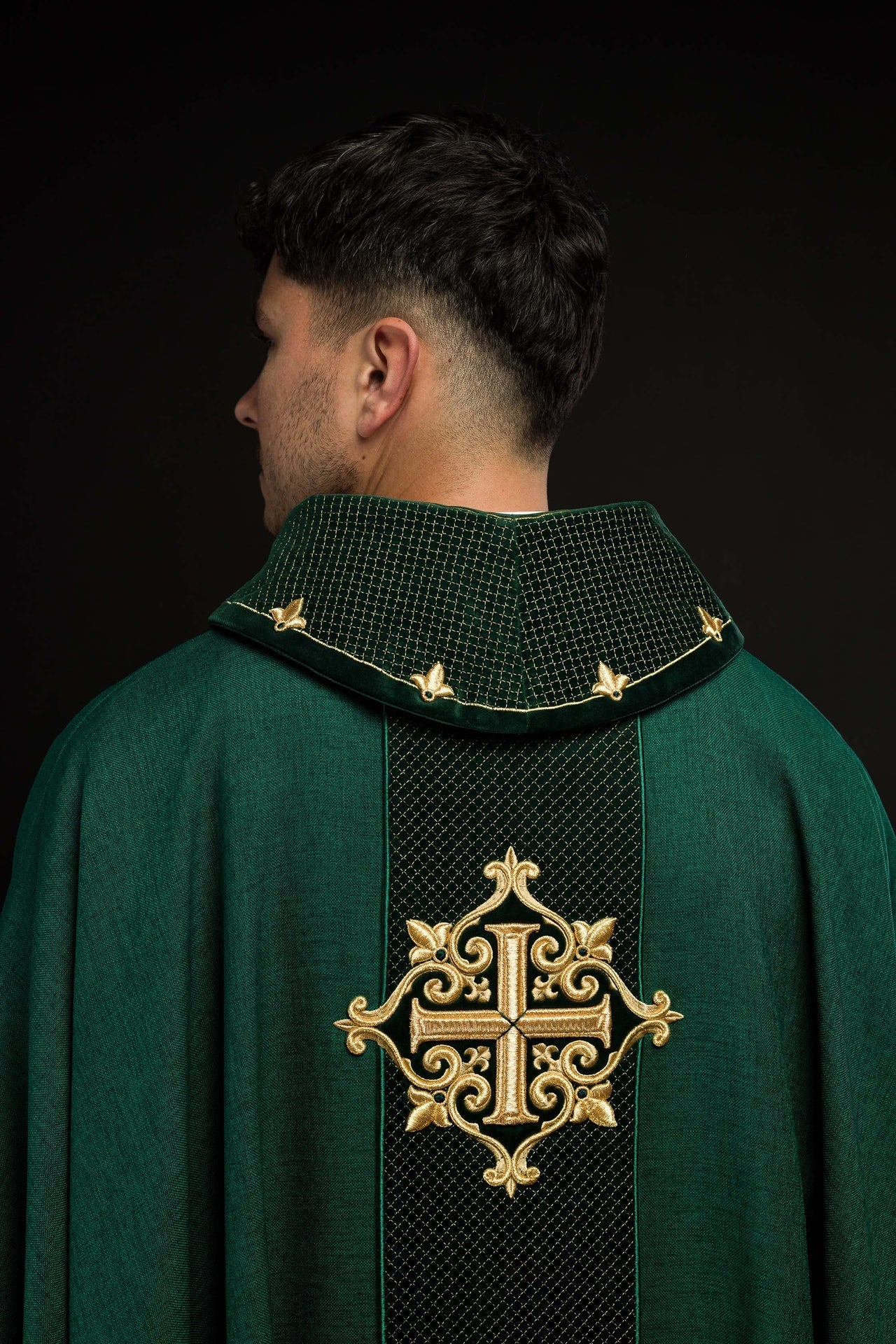 Ornat Aksamitny Haftowany Krzyż Zielony - Elegancki Strój Liturgiczny - alba.pl
