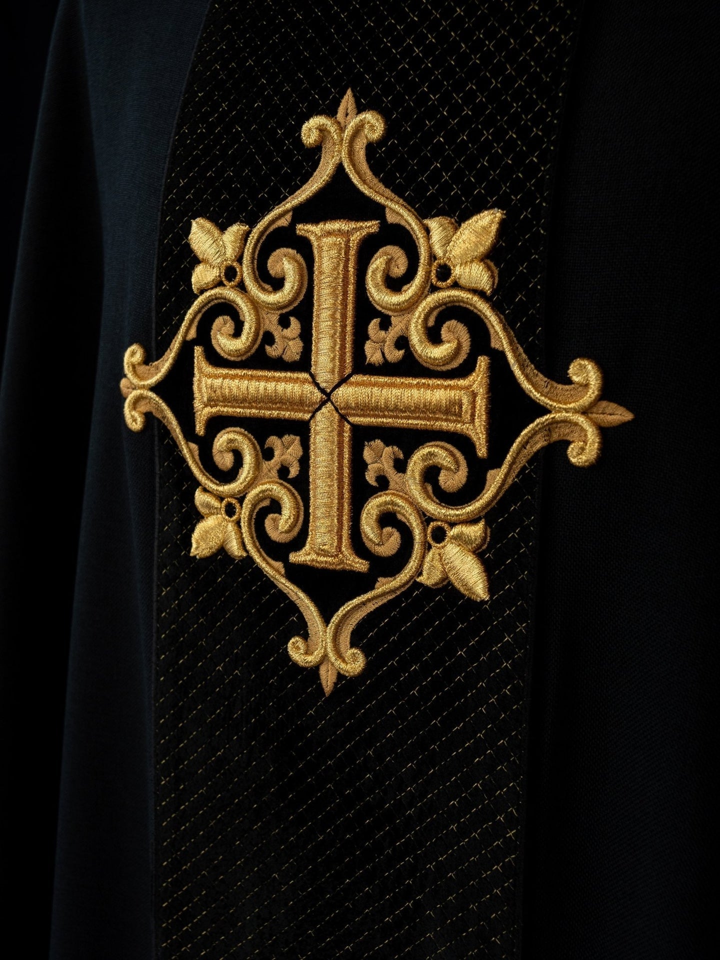 Ornat Aksamitny z Haftowanym Krzyżem Czarnym - Elegancki Strój Liturgiczny - alba.pl