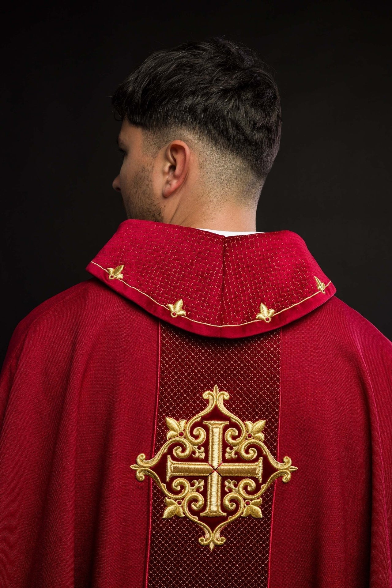 Ornat Aksamitny z Haftowanym Krzyżem Czerwonym - Elegancki Strój Liturgiczny - alba.pl