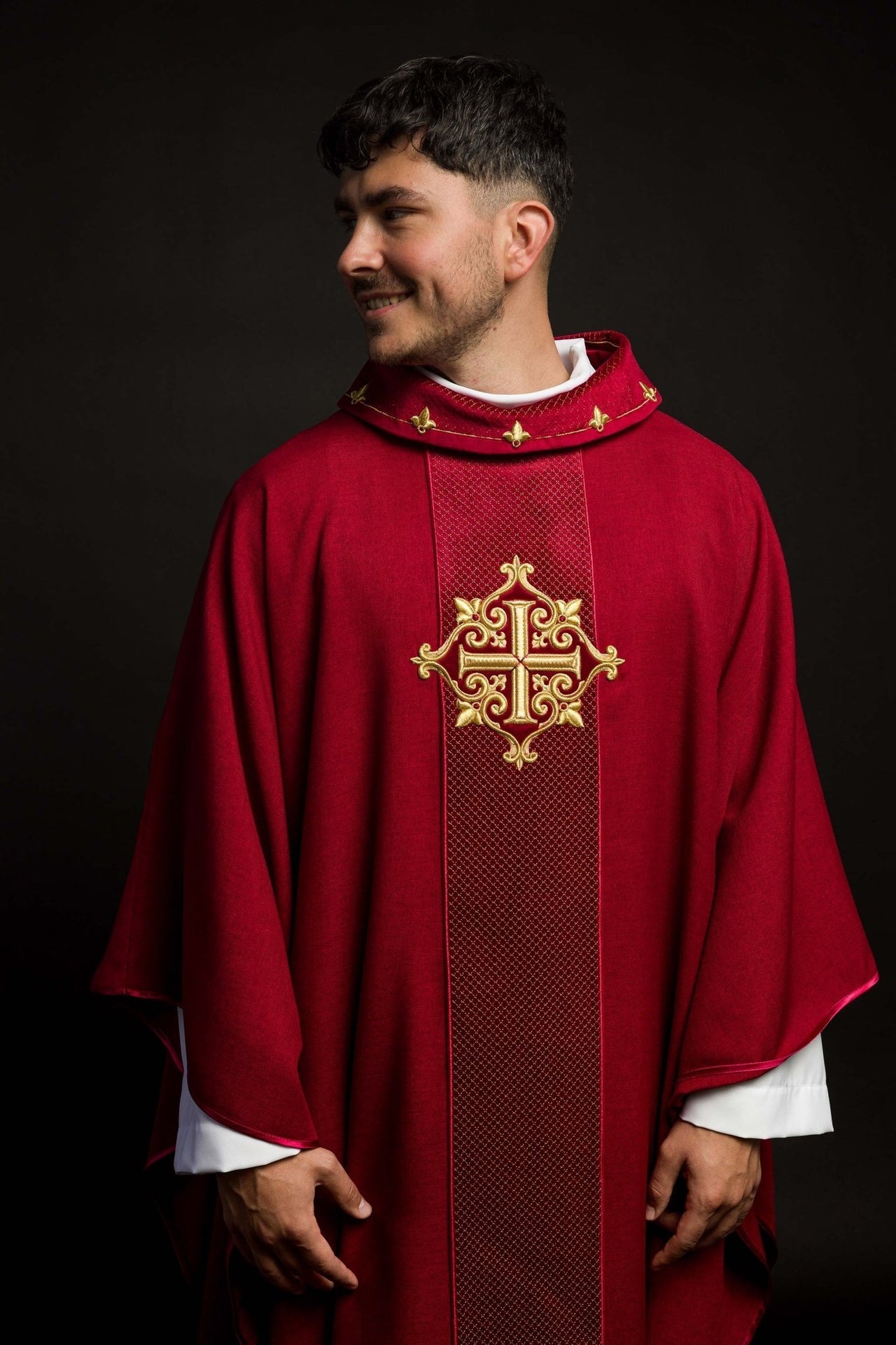 Ornat Aksamitny z Haftowanym Krzyżem Czerwonym - Elegancki Strój Liturgiczny - alba.pl