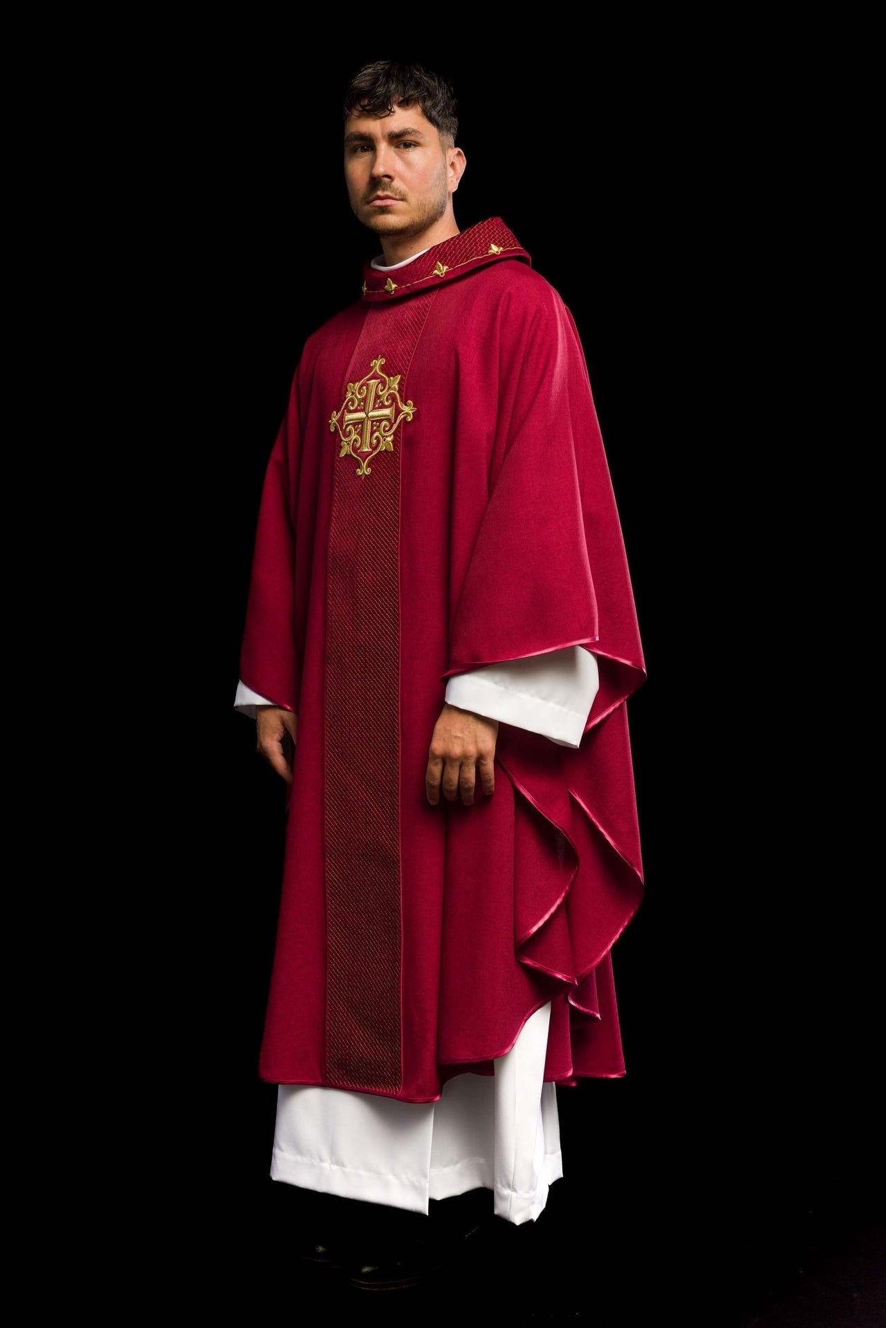 Ornat Aksamitny z Haftowanym Krzyżem Czerwonym - Elegancki Strój Liturgiczny - alba.pl