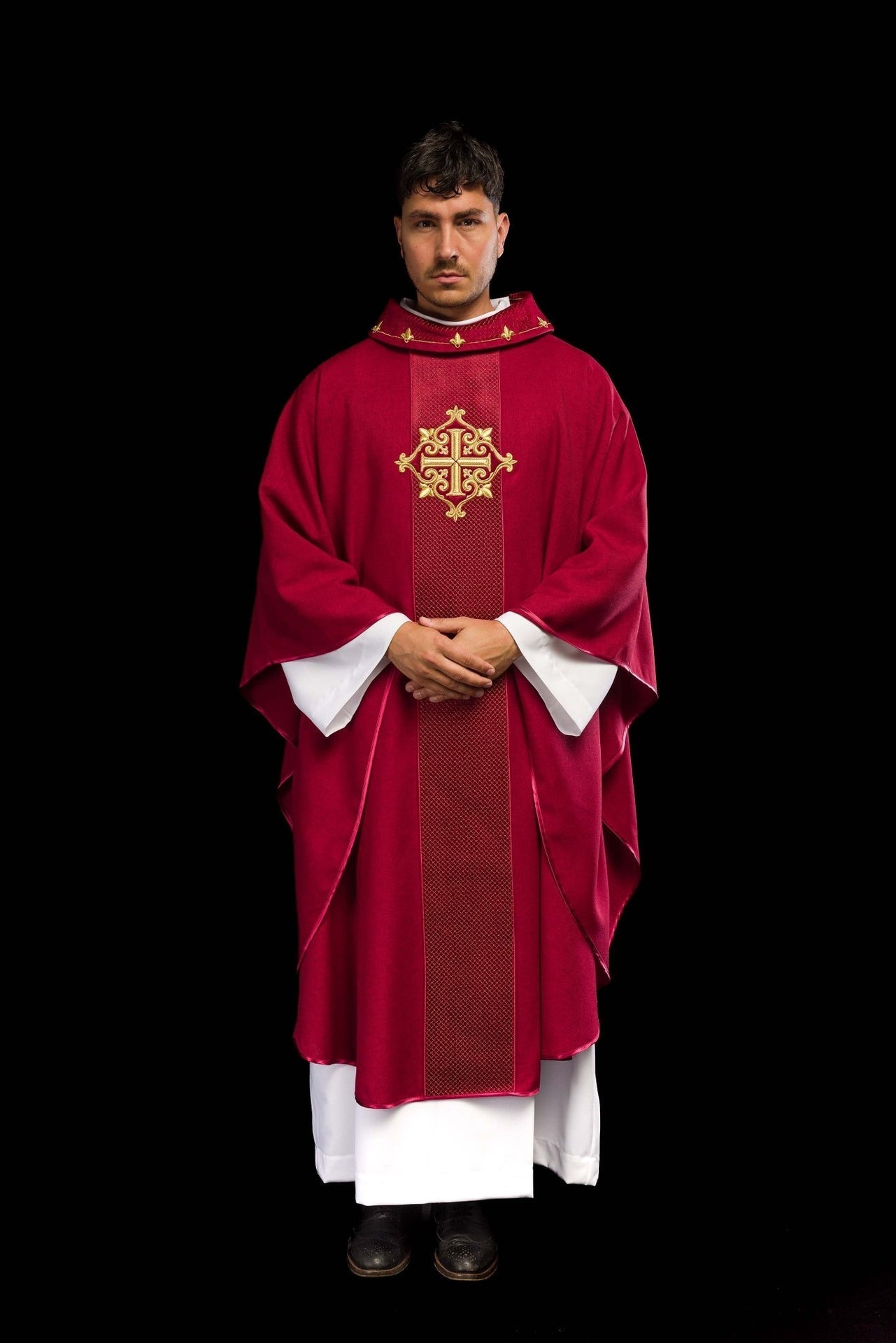 Ornat Aksamitny z Haftowanym Krzyżem Czerwonym - Elegancki Strój Liturgiczny - alba.pl