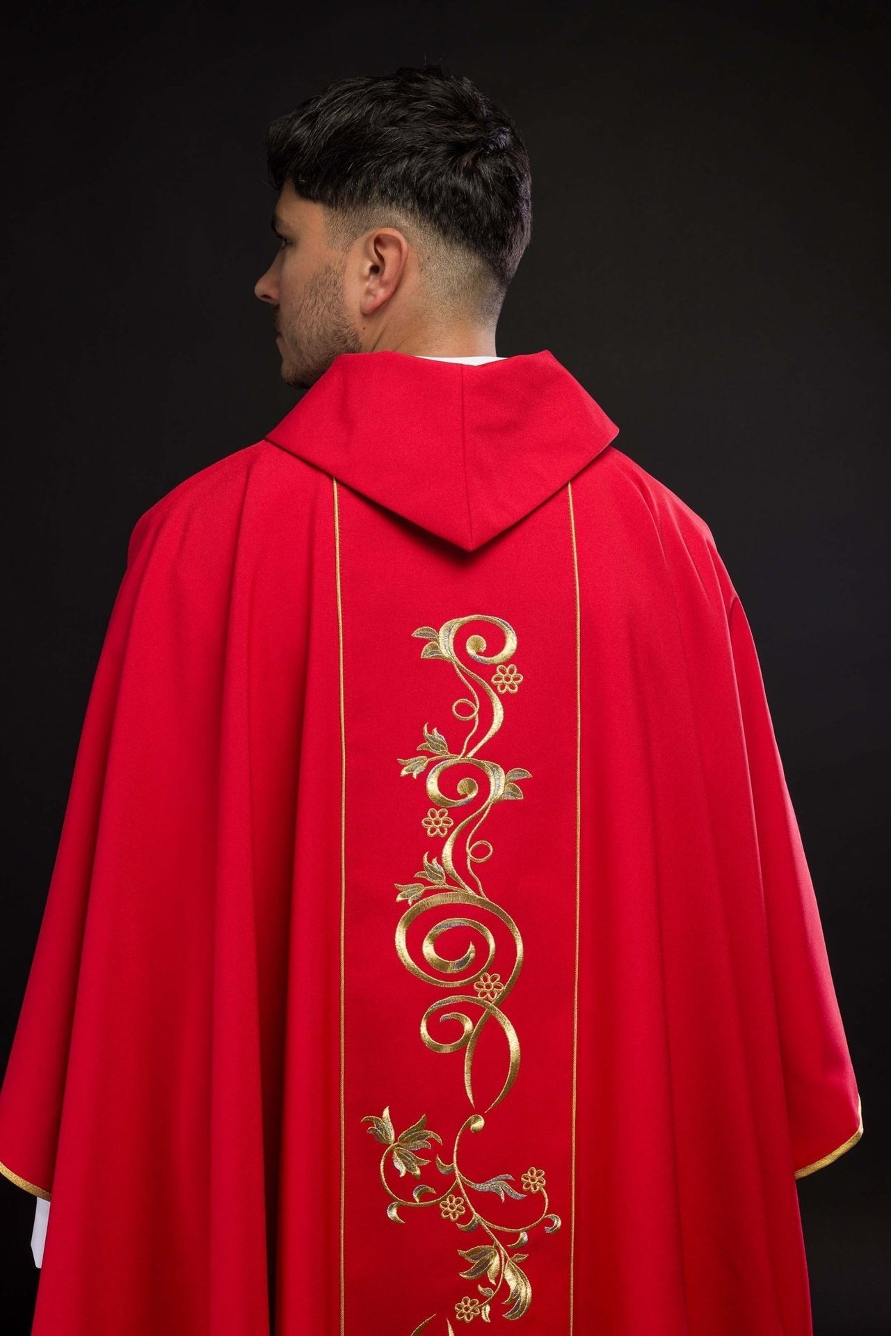 Ornat Czerwony Haftowany IHS Złotą Nicią - Liturgia Mszy Świętej - alba.pl