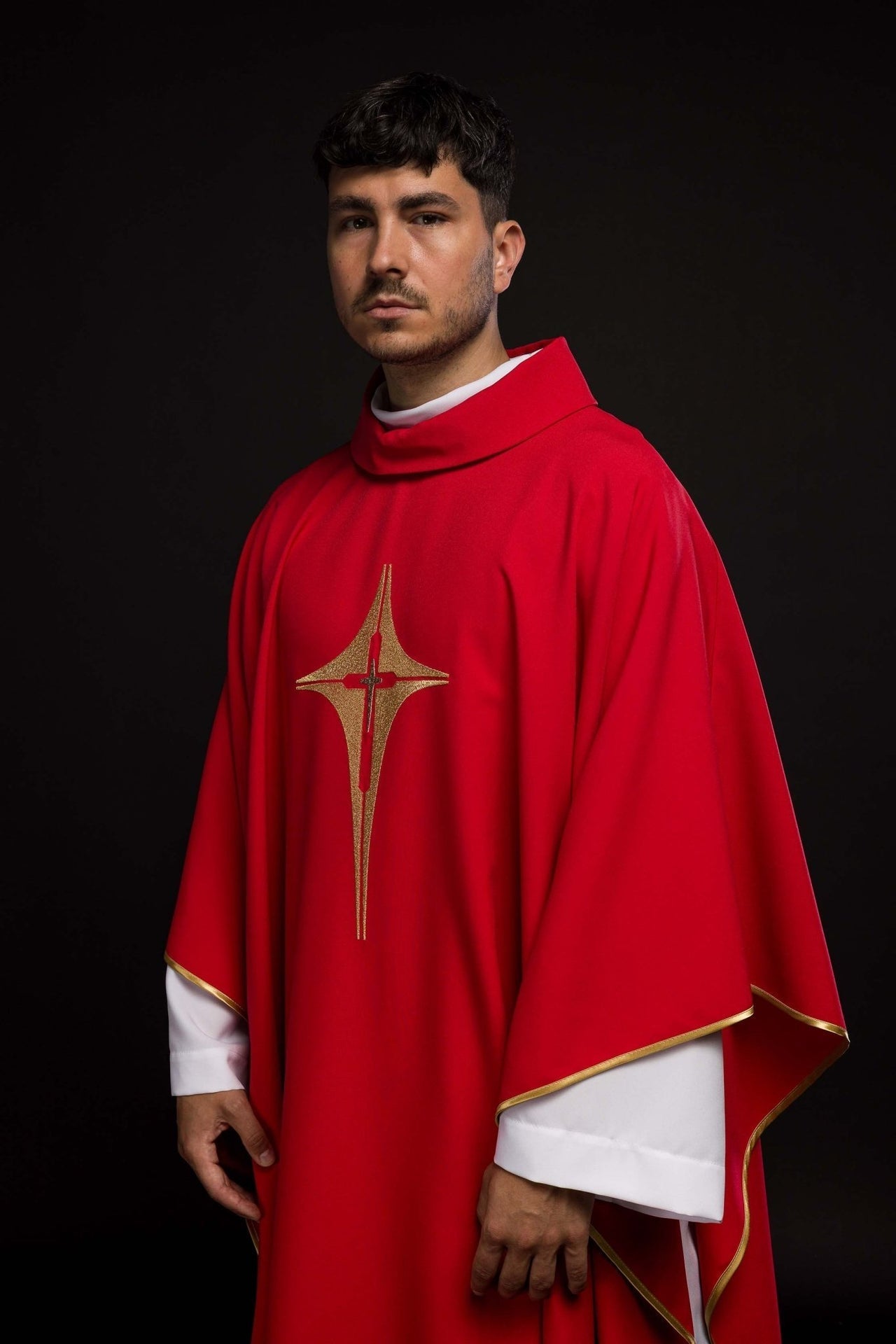 Ornat Czerwony Haftowany Krzyż Złota Lamówka Stuła - alba.pl