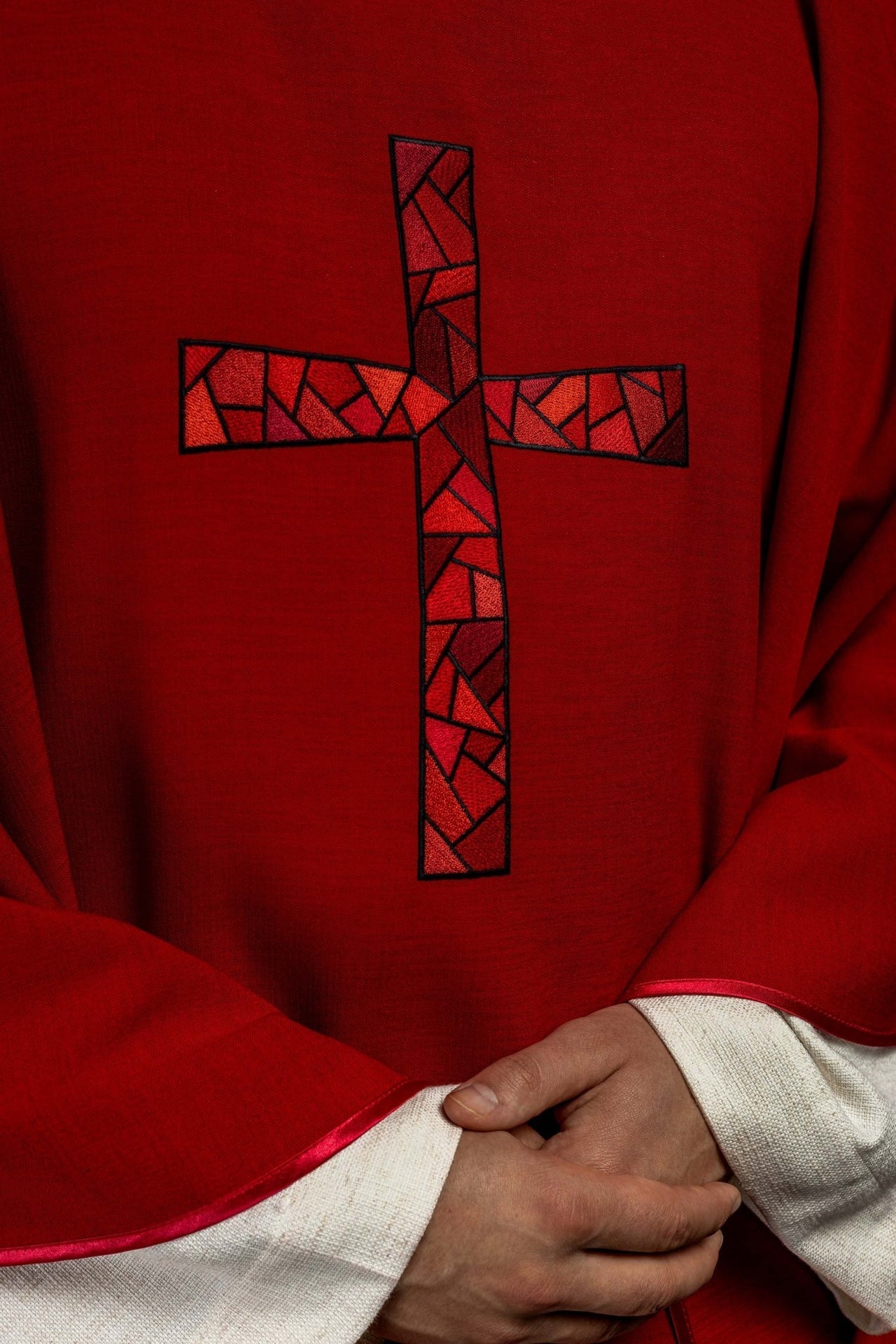 Ornat Czerwony Haftowany Złotym Krzyżem Mozaika - Liturgiczny - alba.pl