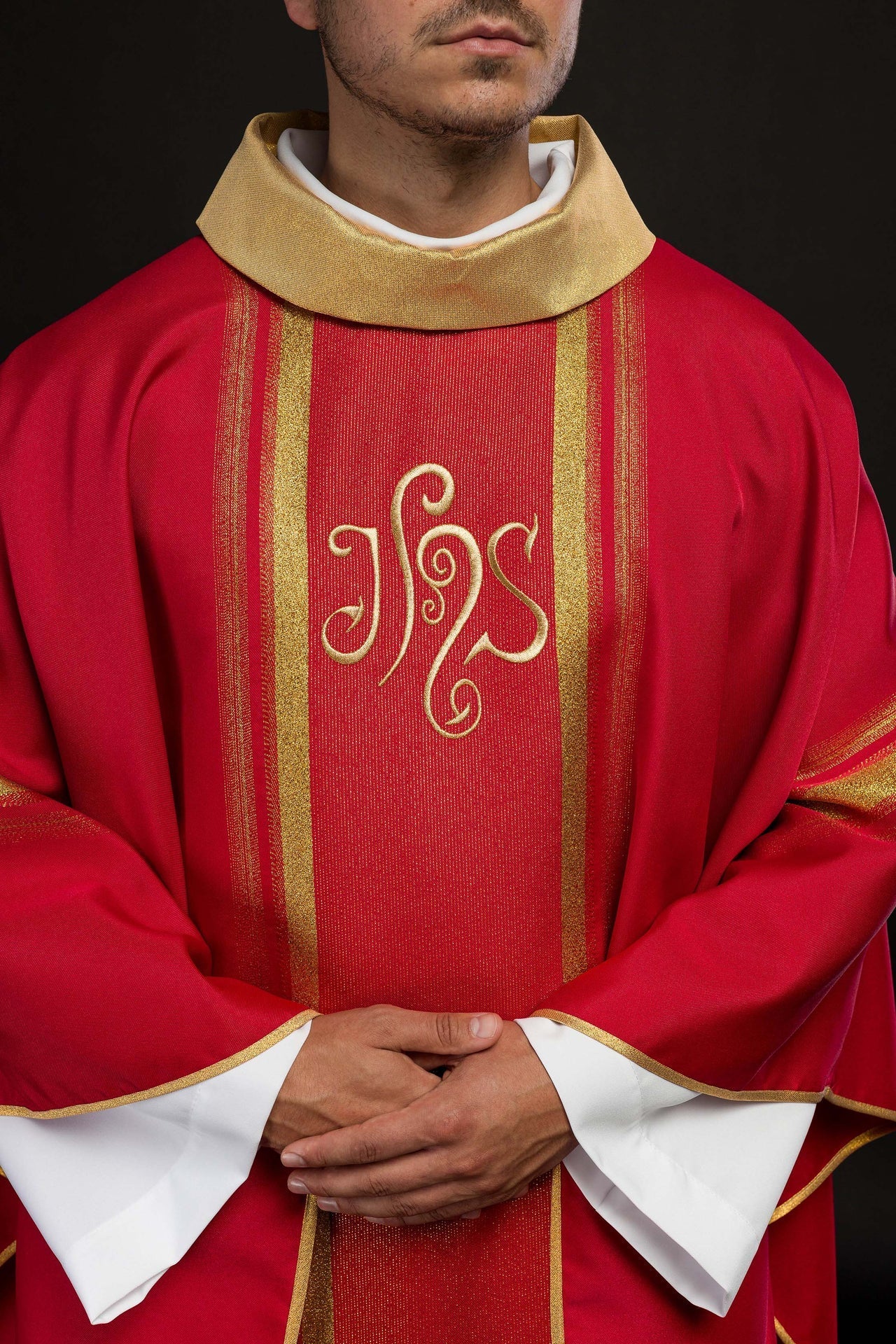 Ornat Czerwony IHS Haftowany Złotem - Elegancki Strój Liturgiczny - alba.pl