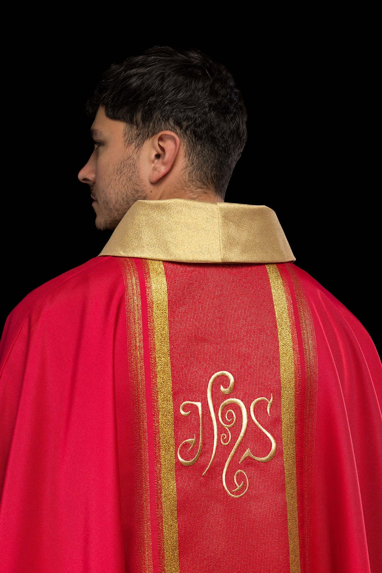 Ornat Czerwony IHS Haftowany Złotem - Elegancki Strój Liturgiczny - alba.pl