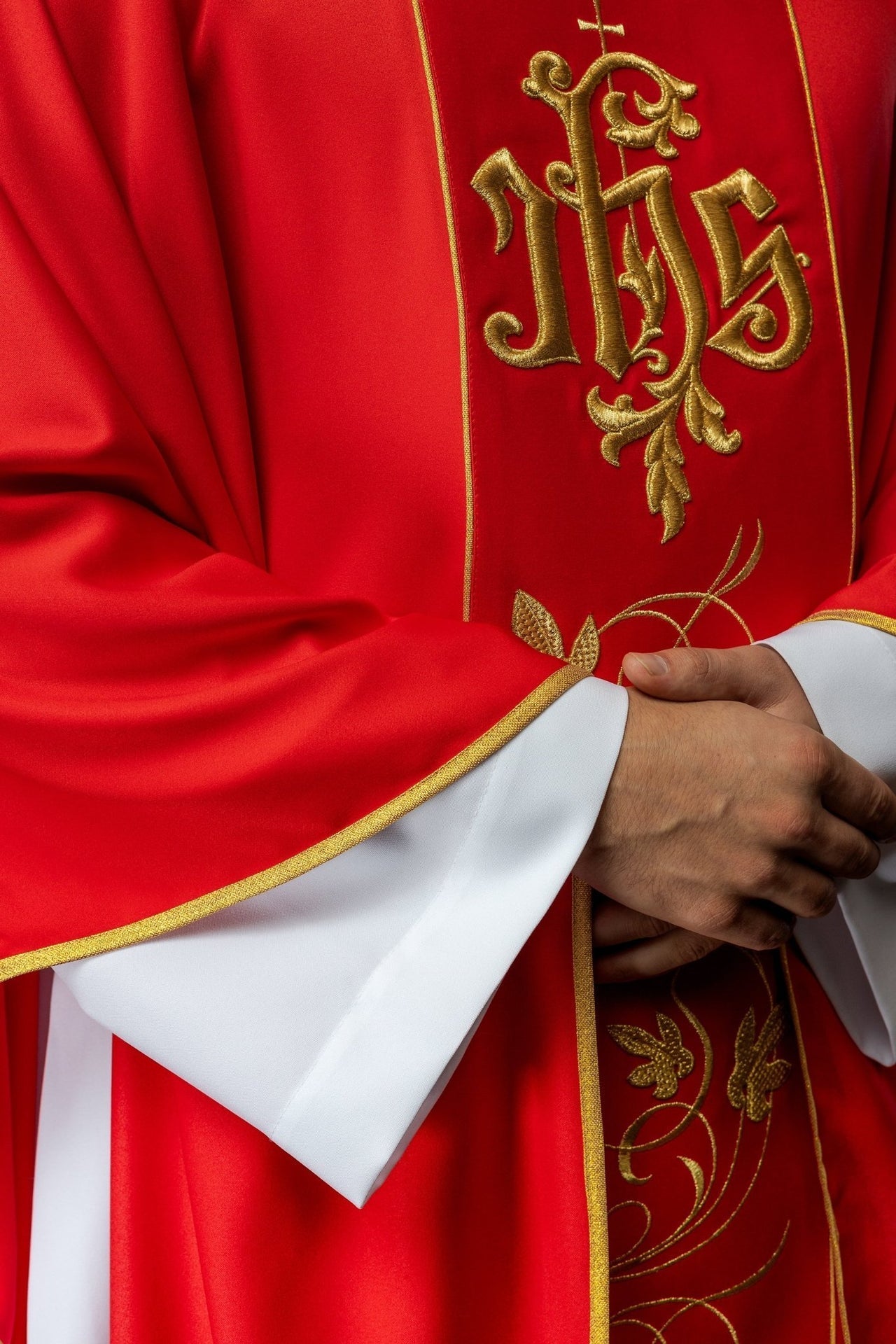 Ornat Czerwony Liturgiczny z Haftem Florystycznym IHS - alba.pl