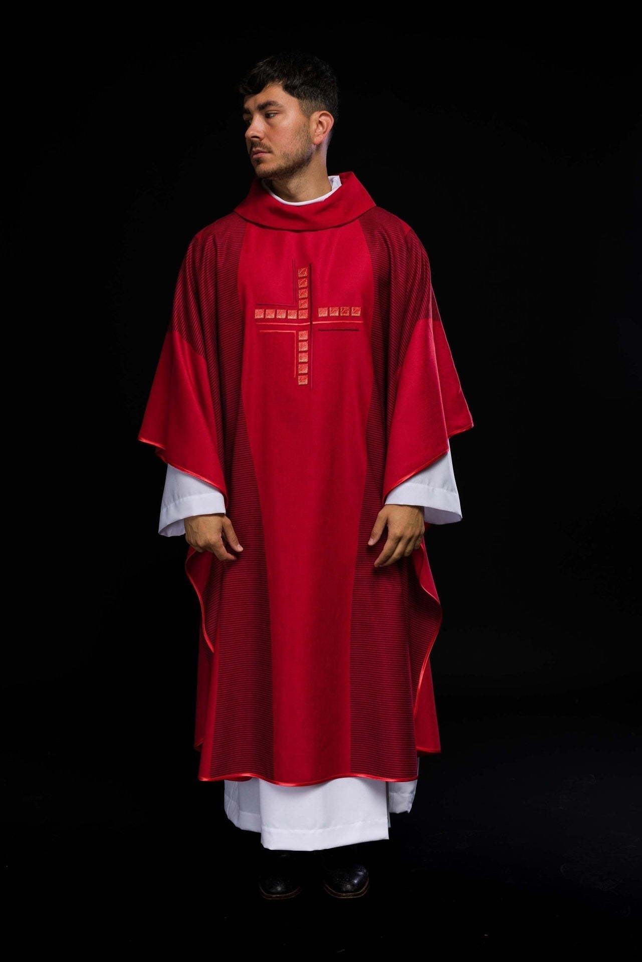 Ornat Czerwony Liturgiczny z Haftowanym Krzyżem - Polski Produkt - alba.pl