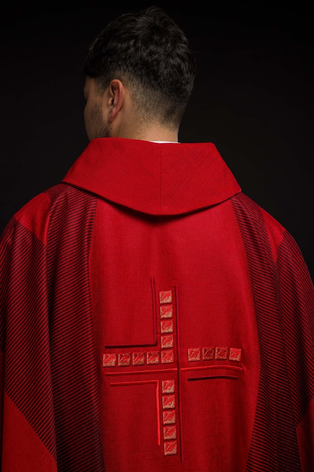 Ornat Czerwony Liturgiczny z Haftowanym Krzyżem - Polski Produkt - alba.pl
