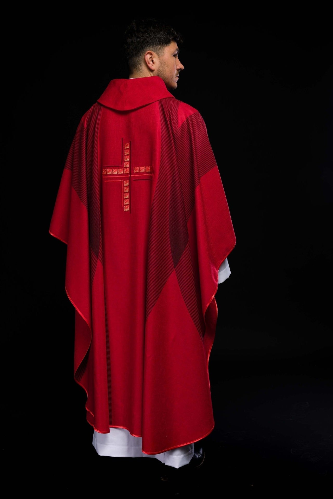 Ornat Czerwony Liturgiczny z Haftowanym Krzyżem - Polski Produkt - alba.pl